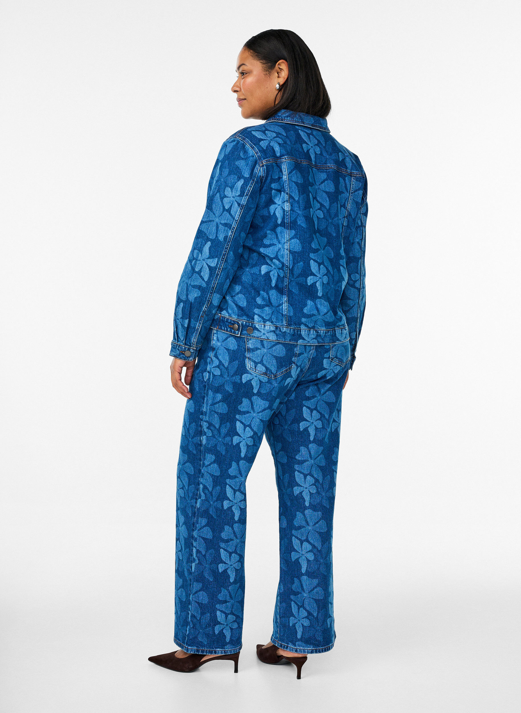 Zizzi Myra-farkut kukkakuosisessa denimiss&auml; leve&auml;lestisin&auml;, Sininen, Model image number 1