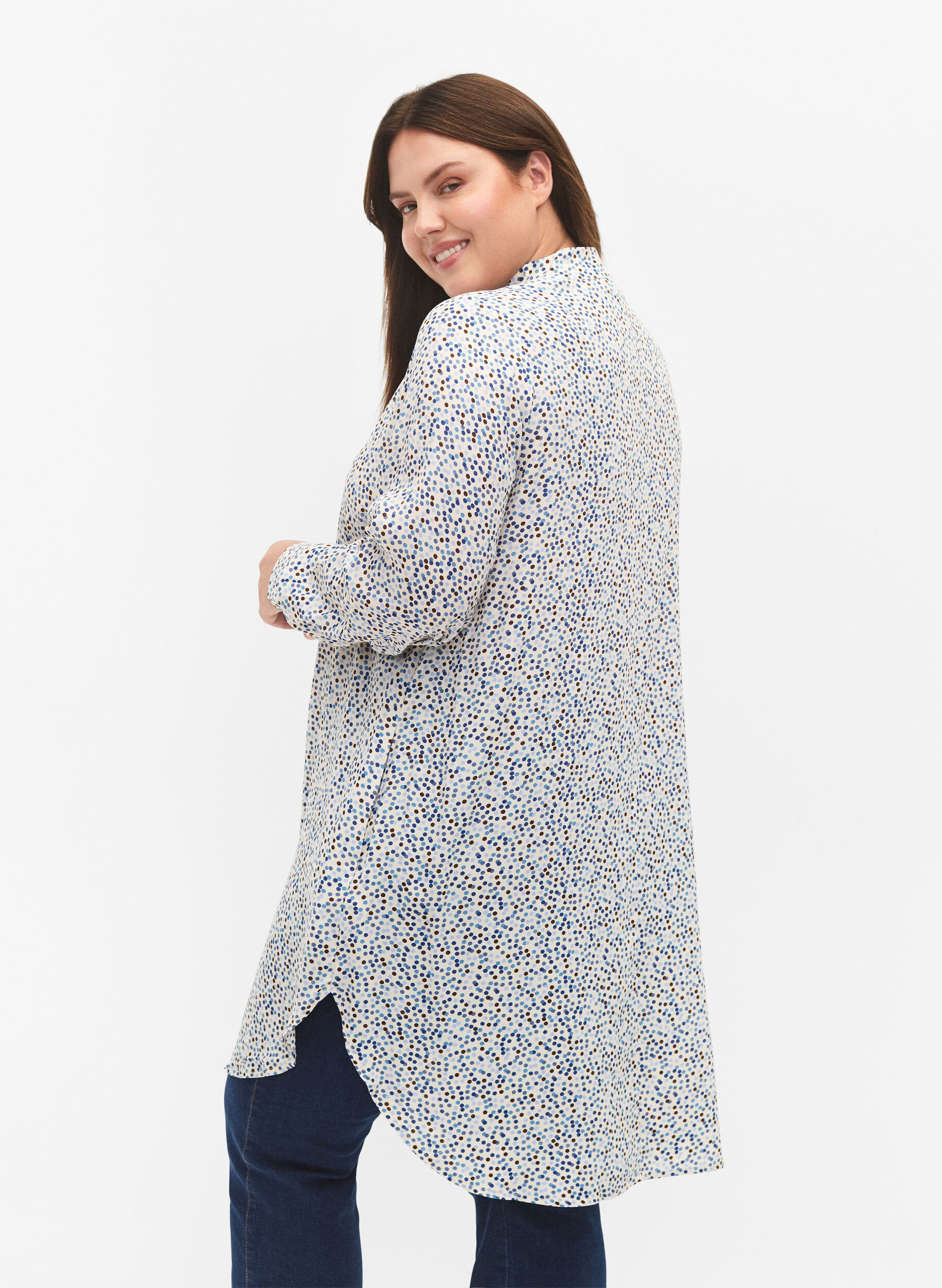 Zizzi Pilkullinen viskoosimekko napeilla, Blue Dot AOP, Model image number 1