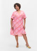Ruudullinen viskoosimekko kietaisuilmeellä, Pink Check, Model image number 3