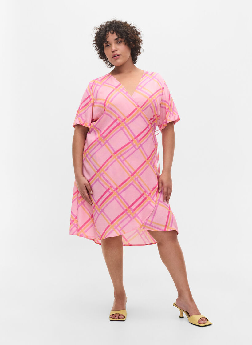 Ruudullinen viskoosimekko kietaisuilmeellä, Pink Check, Model image number 3