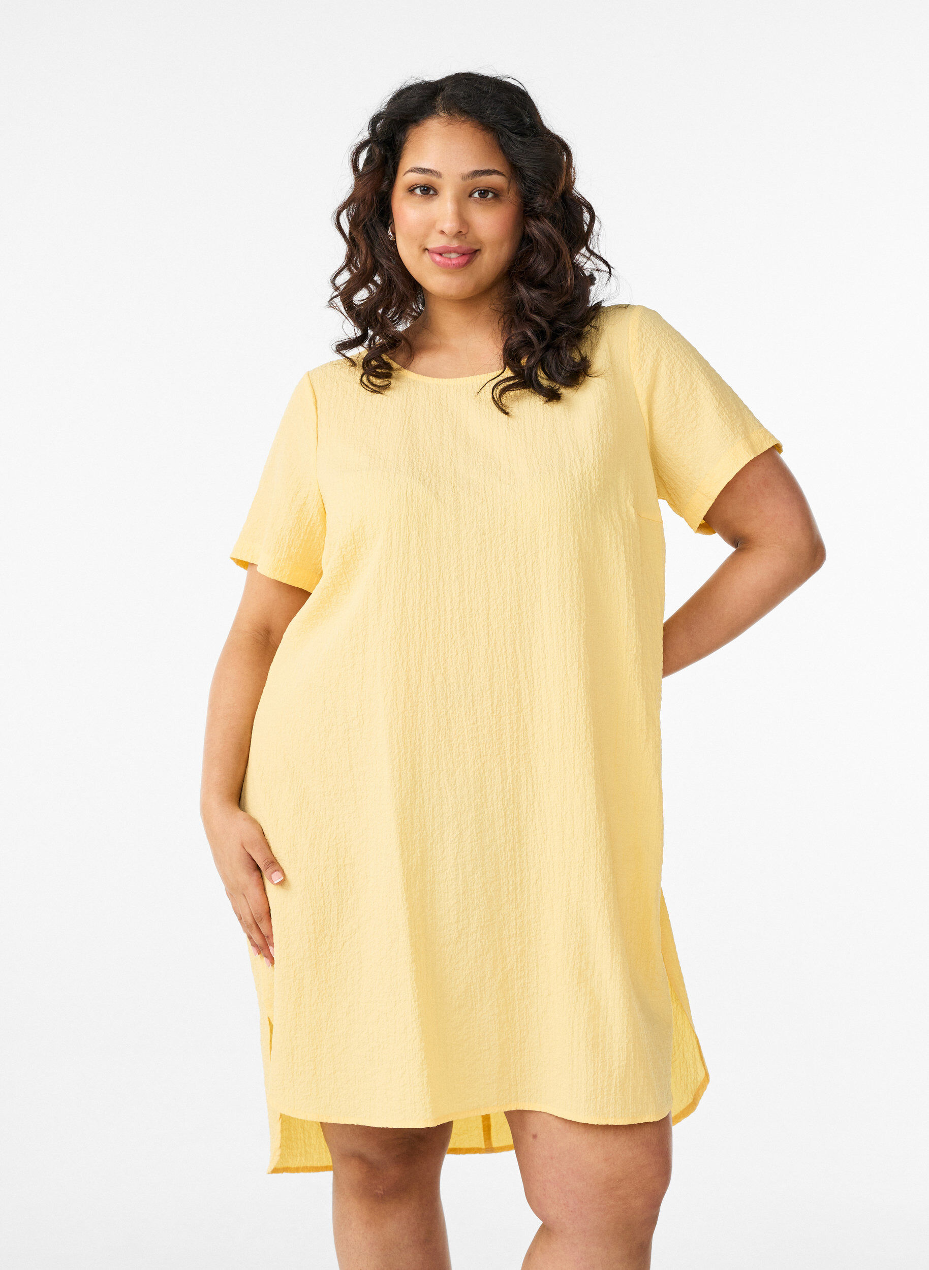 Lyhyt mekko, jossa on ryppyinen pinta ja lyhyet hihat, Keltainen, Model