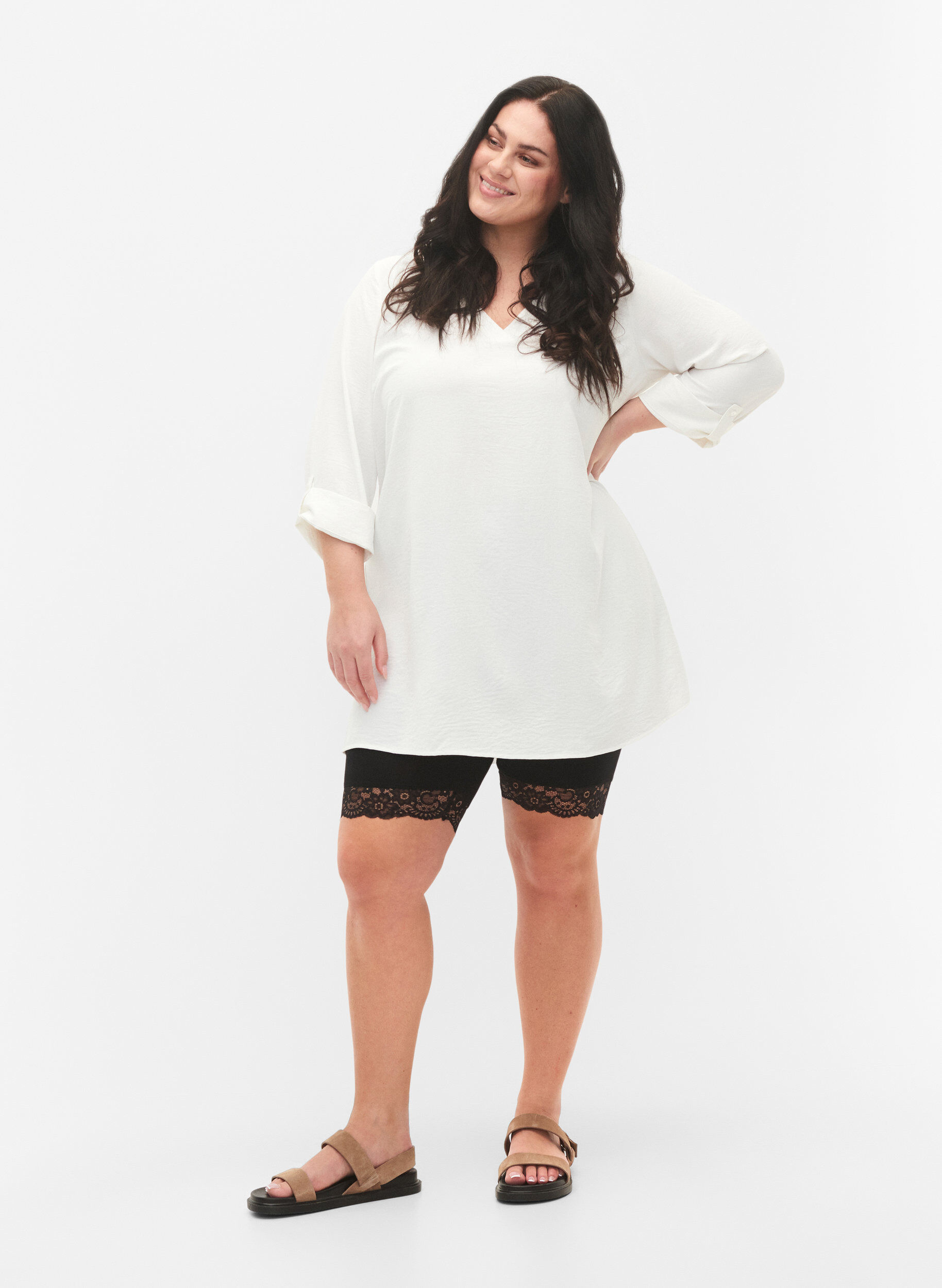 Zizzi Py&ouml;r&auml;ilyshortsit pitsireunuksella, Musta, Model image number 1