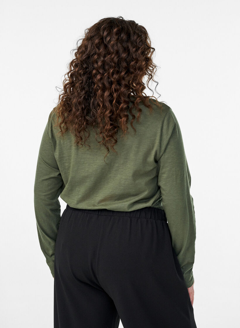 Pitk&auml;hihaisen t-paita, jossa on V-p&auml;&auml;ntie ja napit, Vihre&auml;, Model image number 2