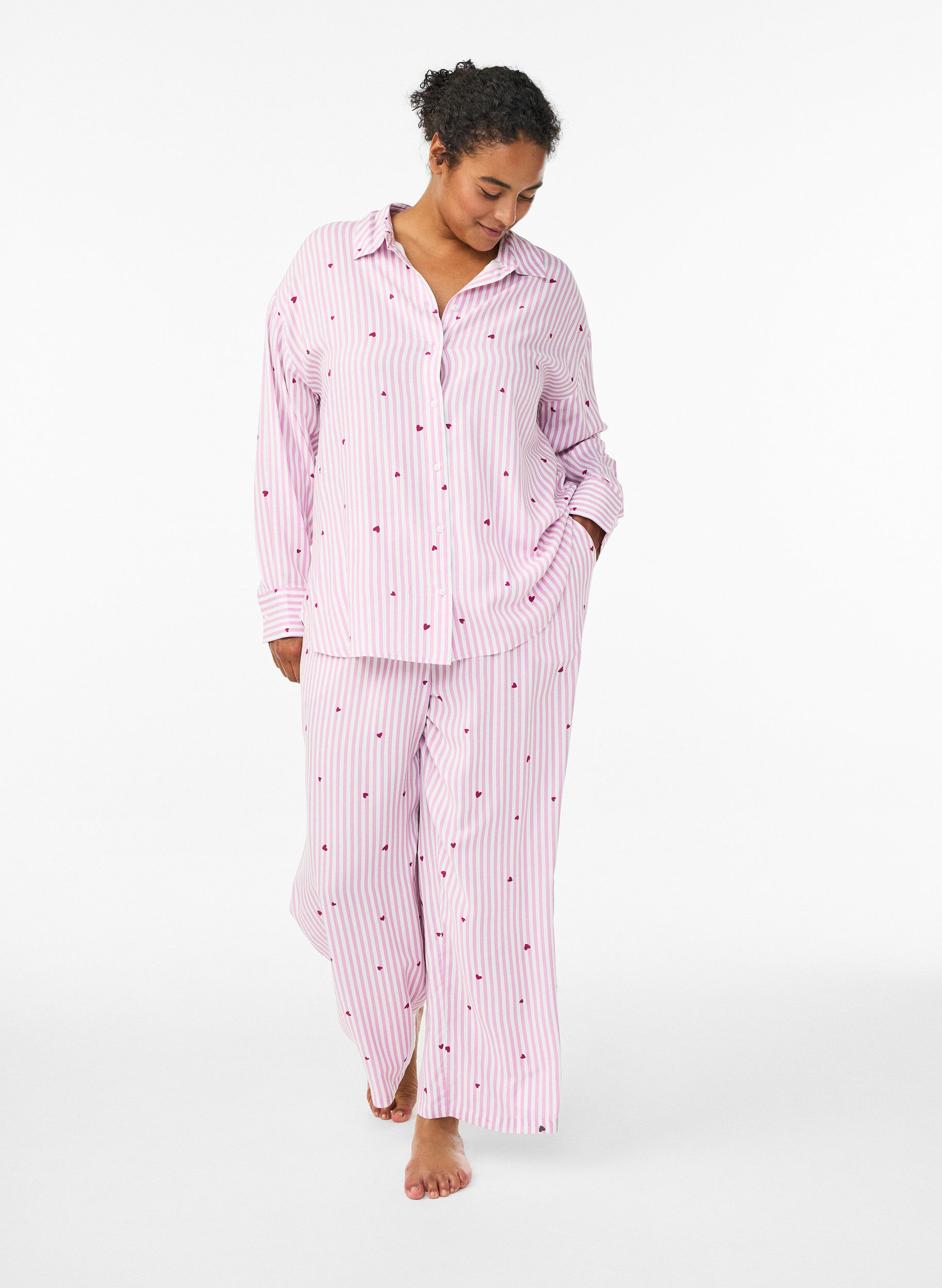 Rennot y&ouml;-housut raidoilla ja syd&auml;mill&auml;, Vaaleanpunainen, Model