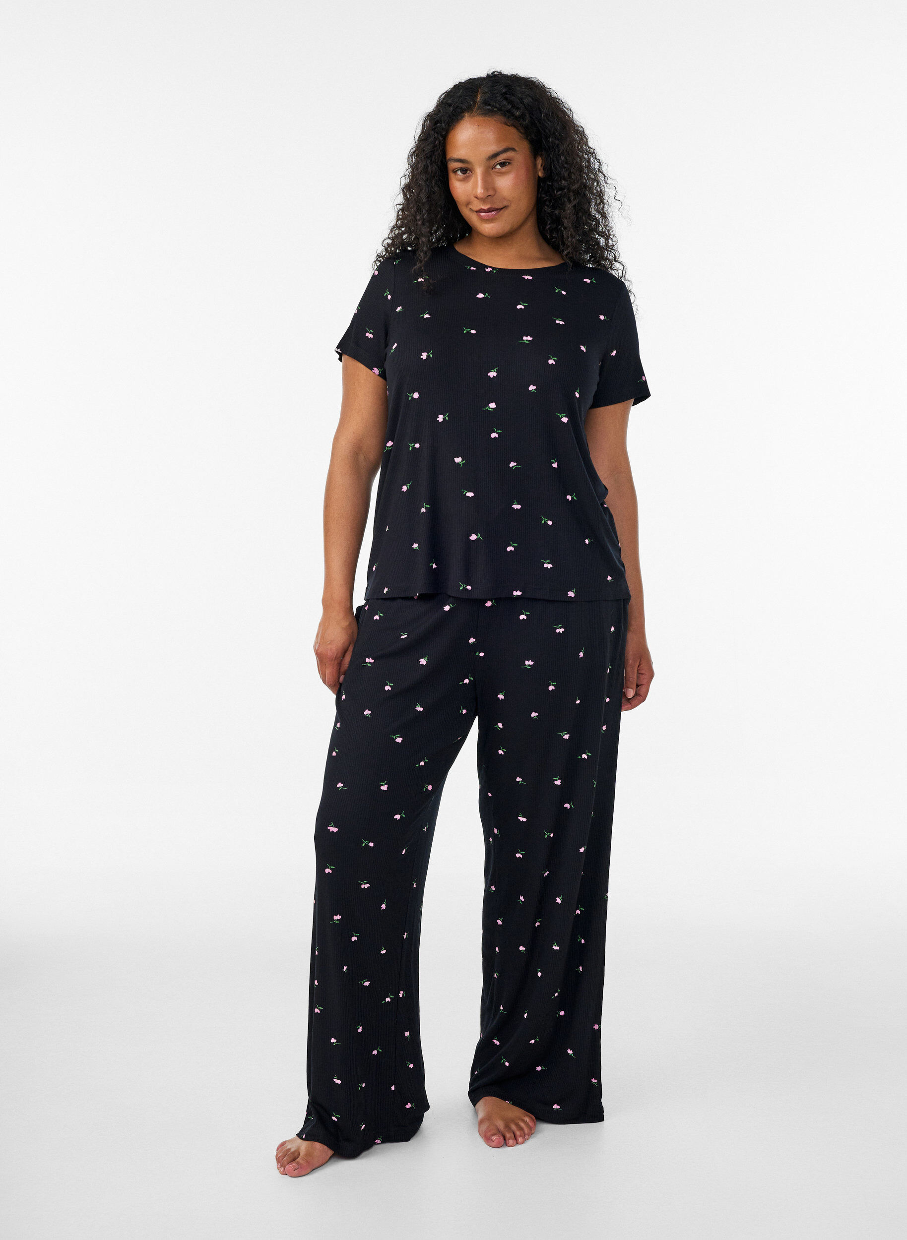 Pyjamahousut ribatulla tekstuurilla ja kukkakuviolla, Musta, Model