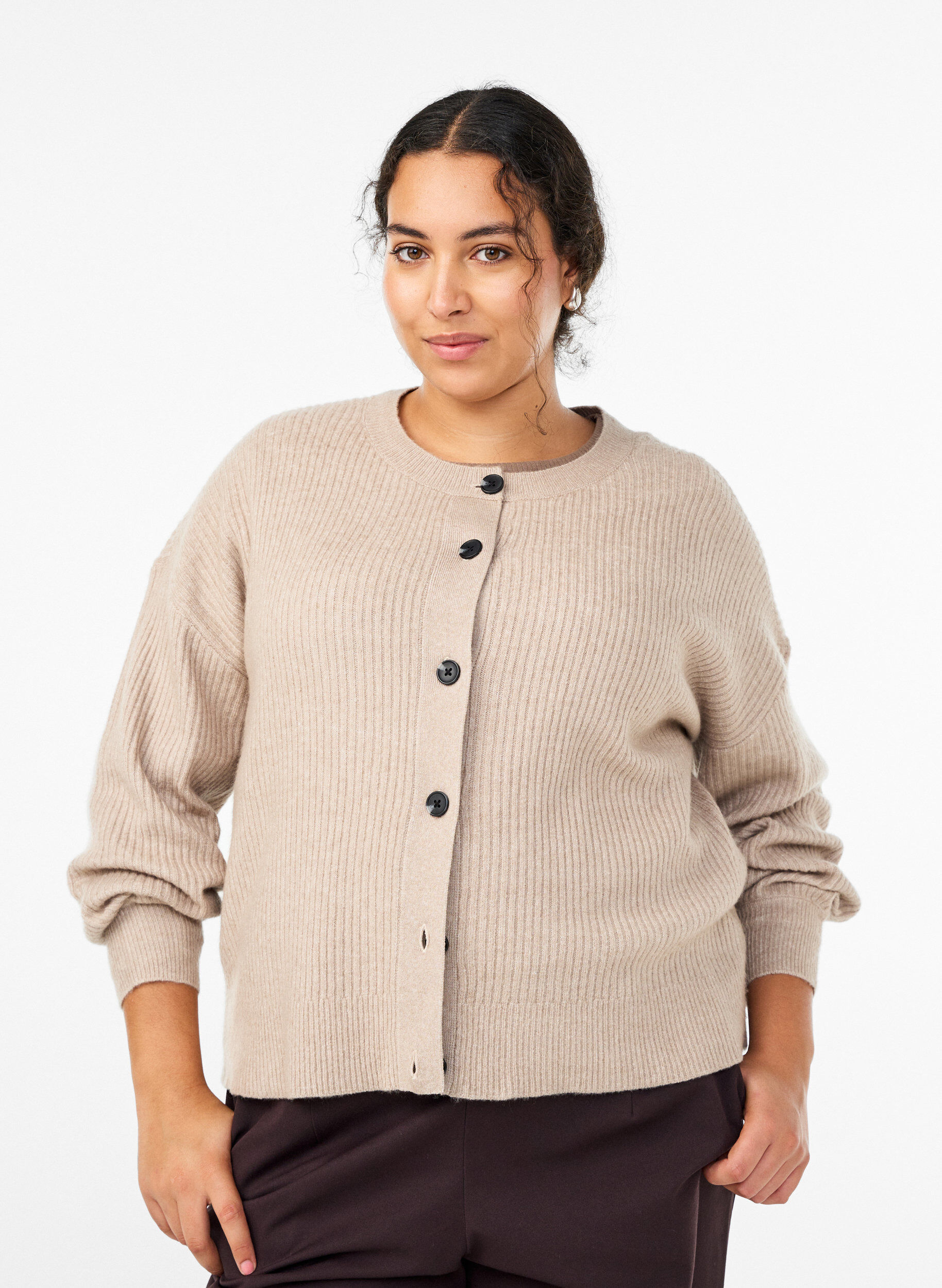 Ribbineuloksesta valmistettu neuletakki napeilla, Beige, Model