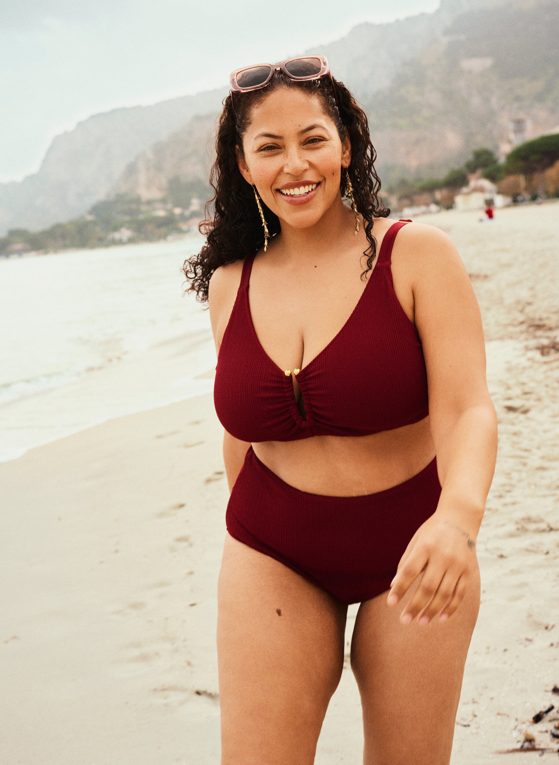 Strukturoitu bikinitoppi kultaisella yksityiskohdalla