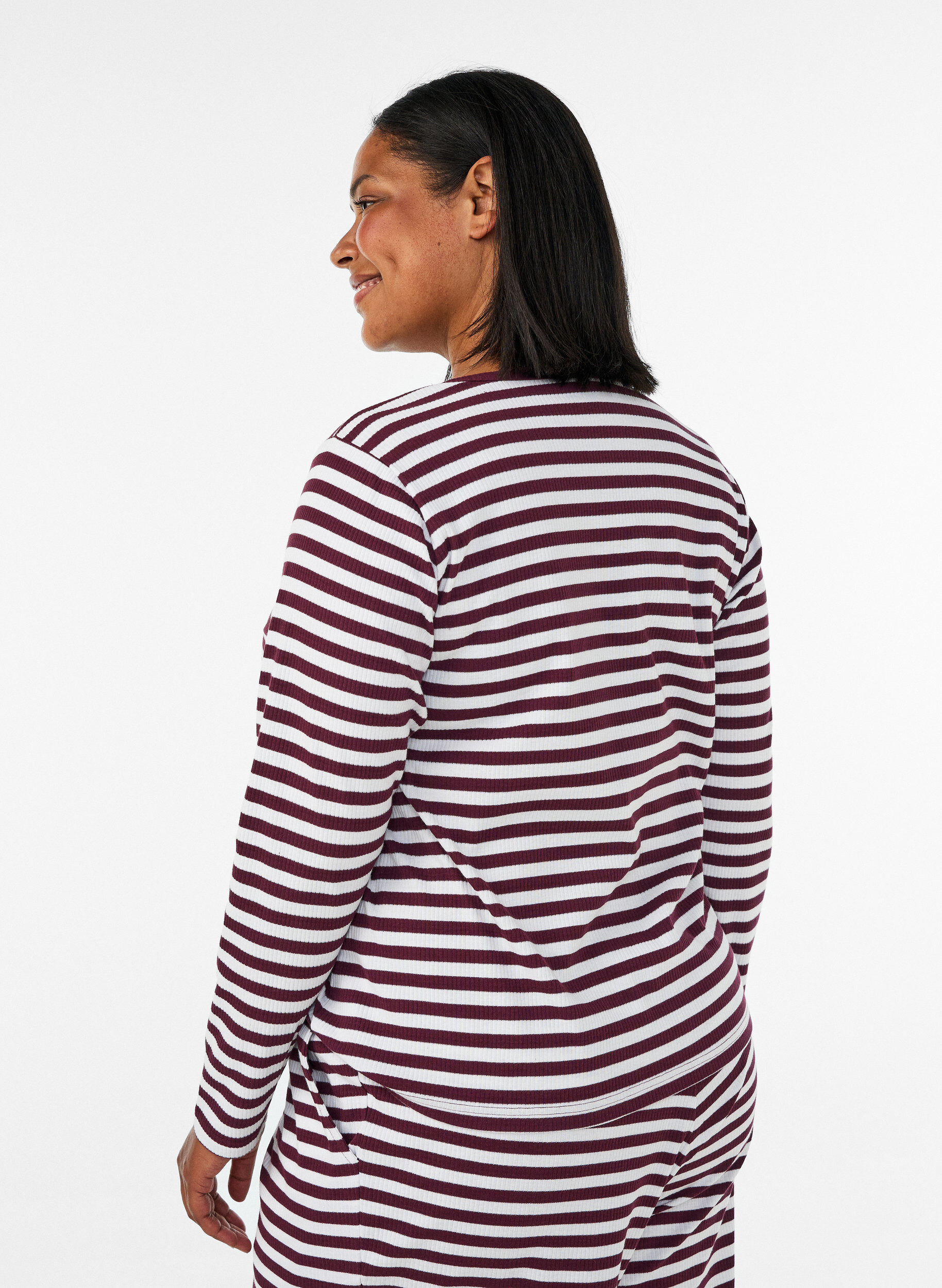 ZizziPitk&auml;hihainen y&ouml;paita ribatusta jerseyst&auml;, jossa on raitoja, Punainen, Model image number 2
