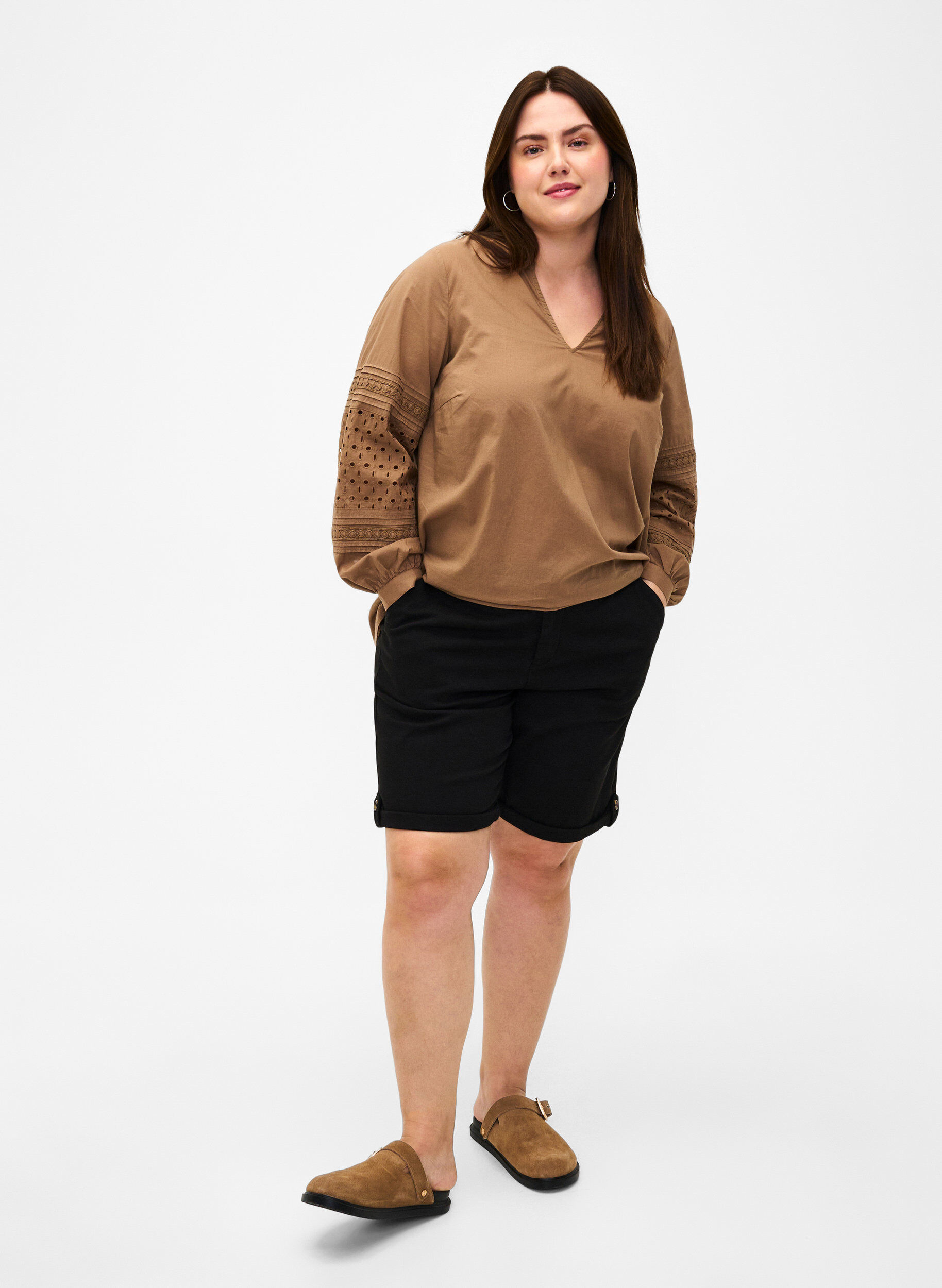 Zizzi Chino-shortsit, joissa on taskut, Black, Model image number 3