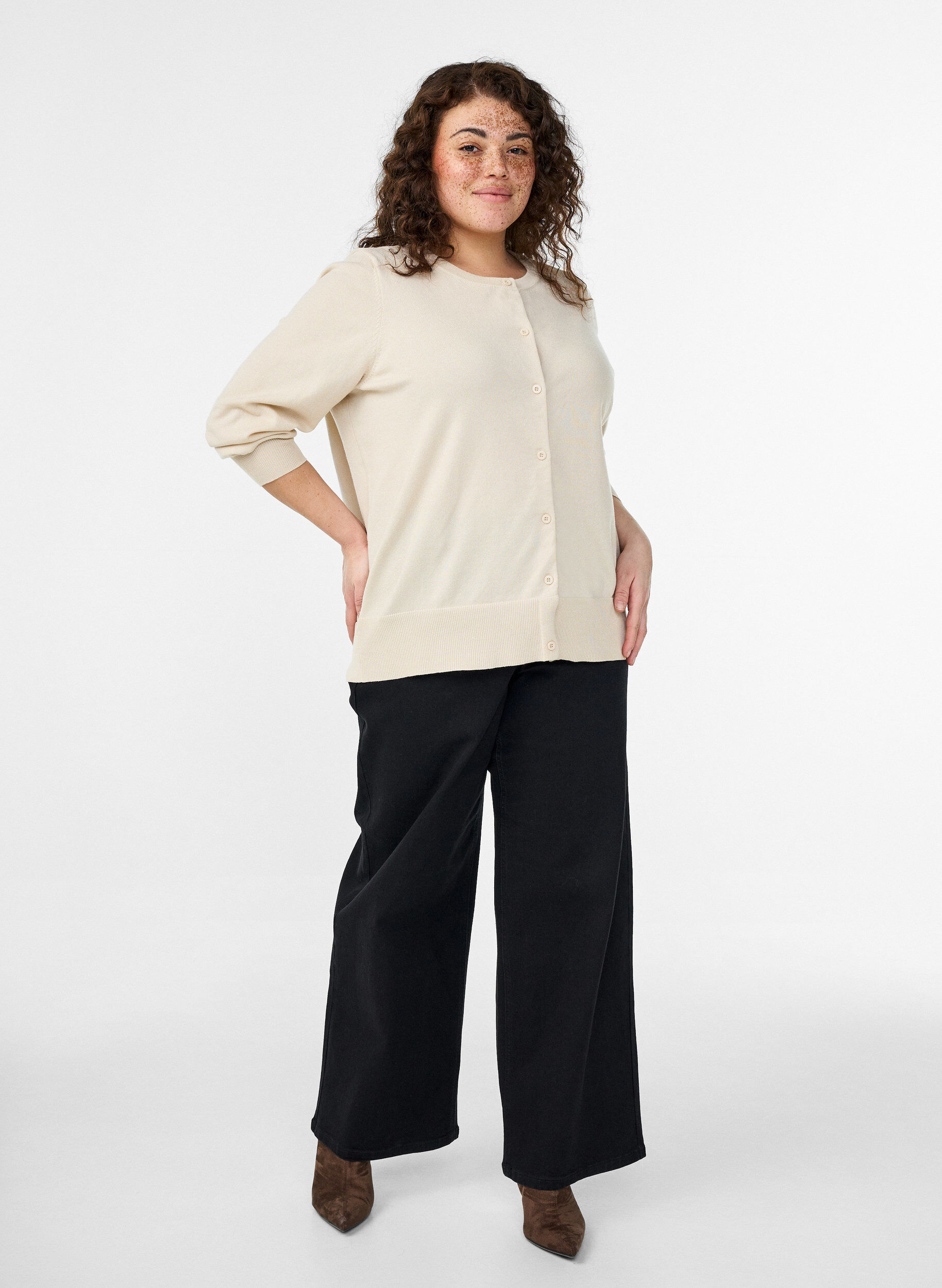 Zizzi FLASH &ndash; Hienoneulottu neuletakki py&ouml;re&auml;ll&auml; p&auml;&auml;ntiell&auml;, Beige, Model image number 1