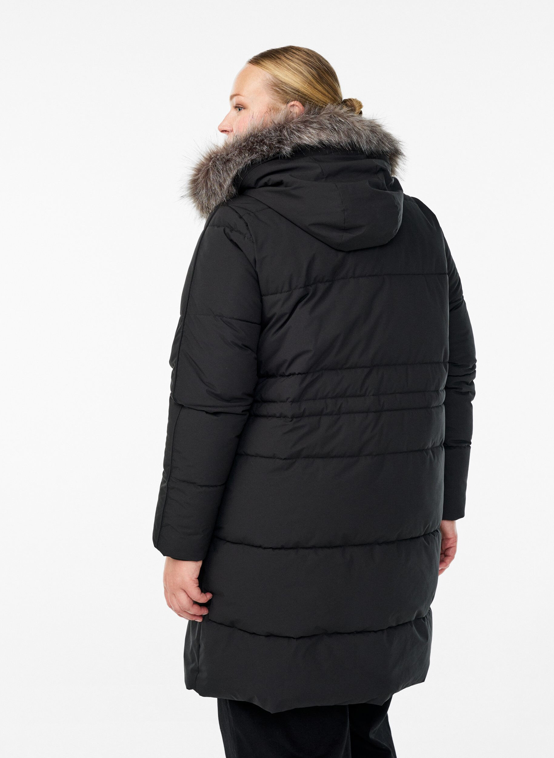 Zizzi Vedenkest&auml;v&auml; parka tekoturkiskauluksella, Musta, Model image number 2