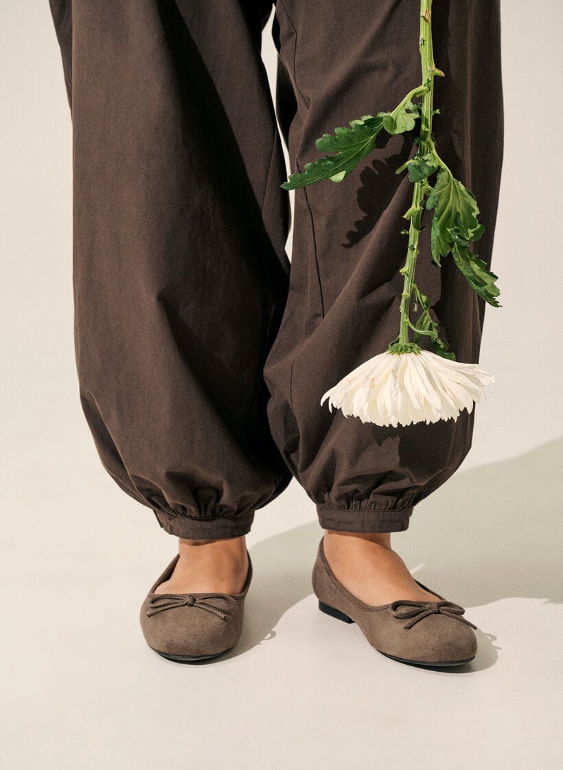 Tekonahkainen mokkaj&auml;ljitelm&auml;ballerina rusetilla, Ruskea, Image image number 0