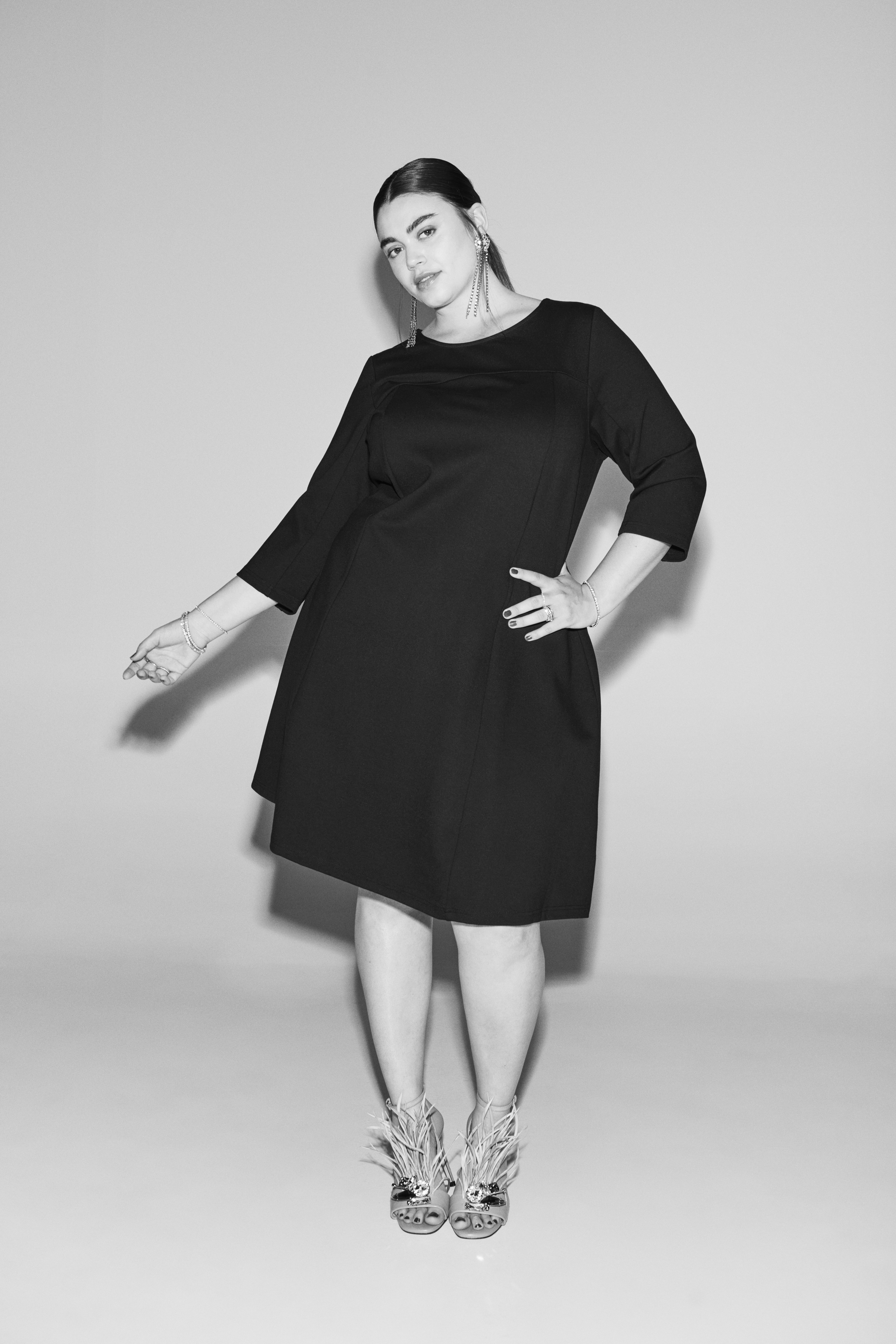 A-mallinen musta mekko, , Model