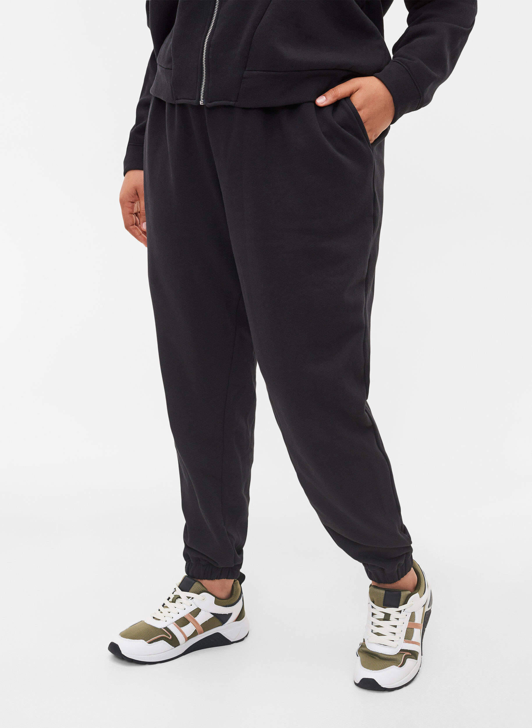 ZizziV&auml;lj&auml;t puuvillahousut taskuilla, Musta, Model image number 2