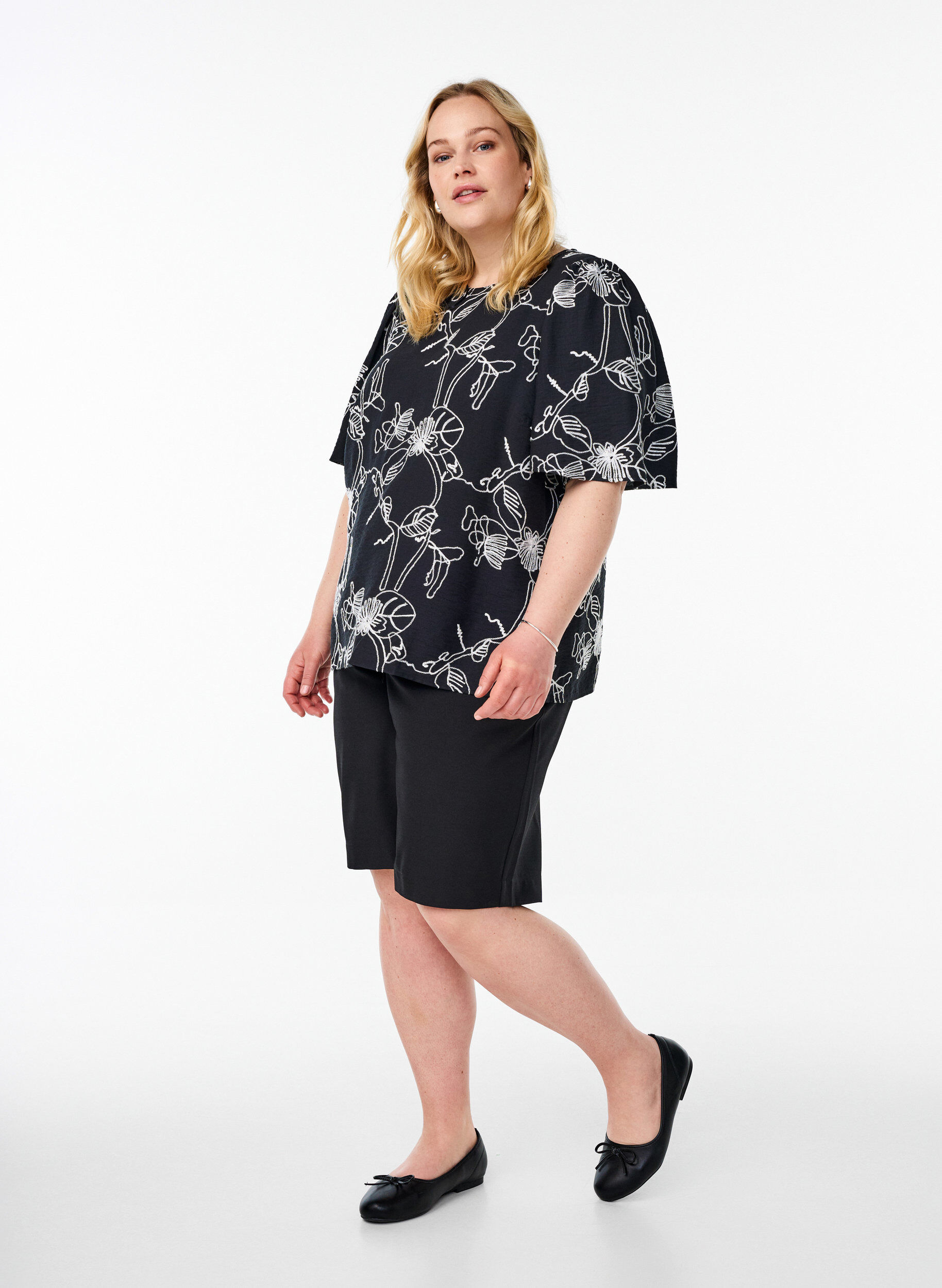 ZizziLyhythihainen pusero, jossa on kirjailtu kuvio, Musta, Model image number 1
