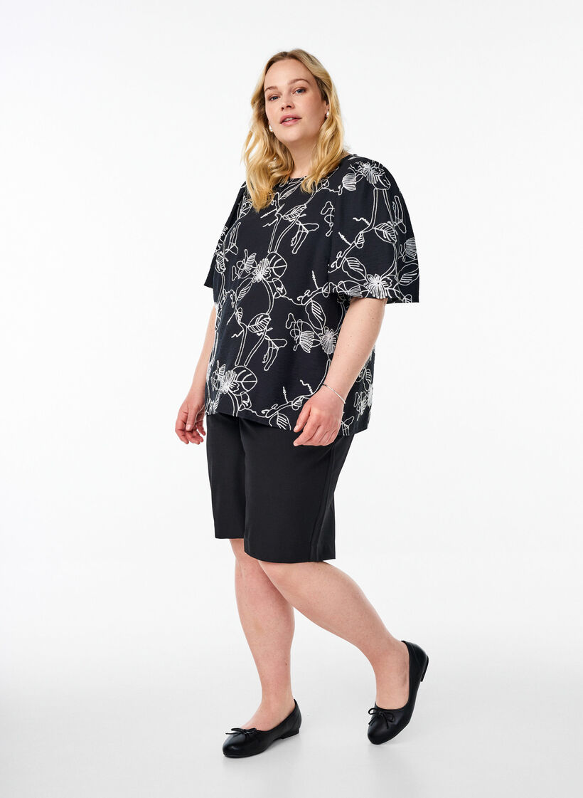 Lyhythihainen pusero, jossa on kirjailtu kuvio, Musta, Model image number 1
