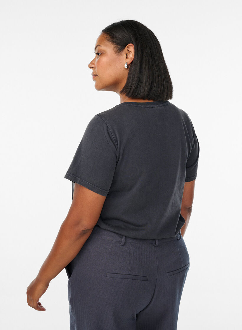 T-paita pestyllä lookilla orgaanista puuvillaa, Harmaa, Model