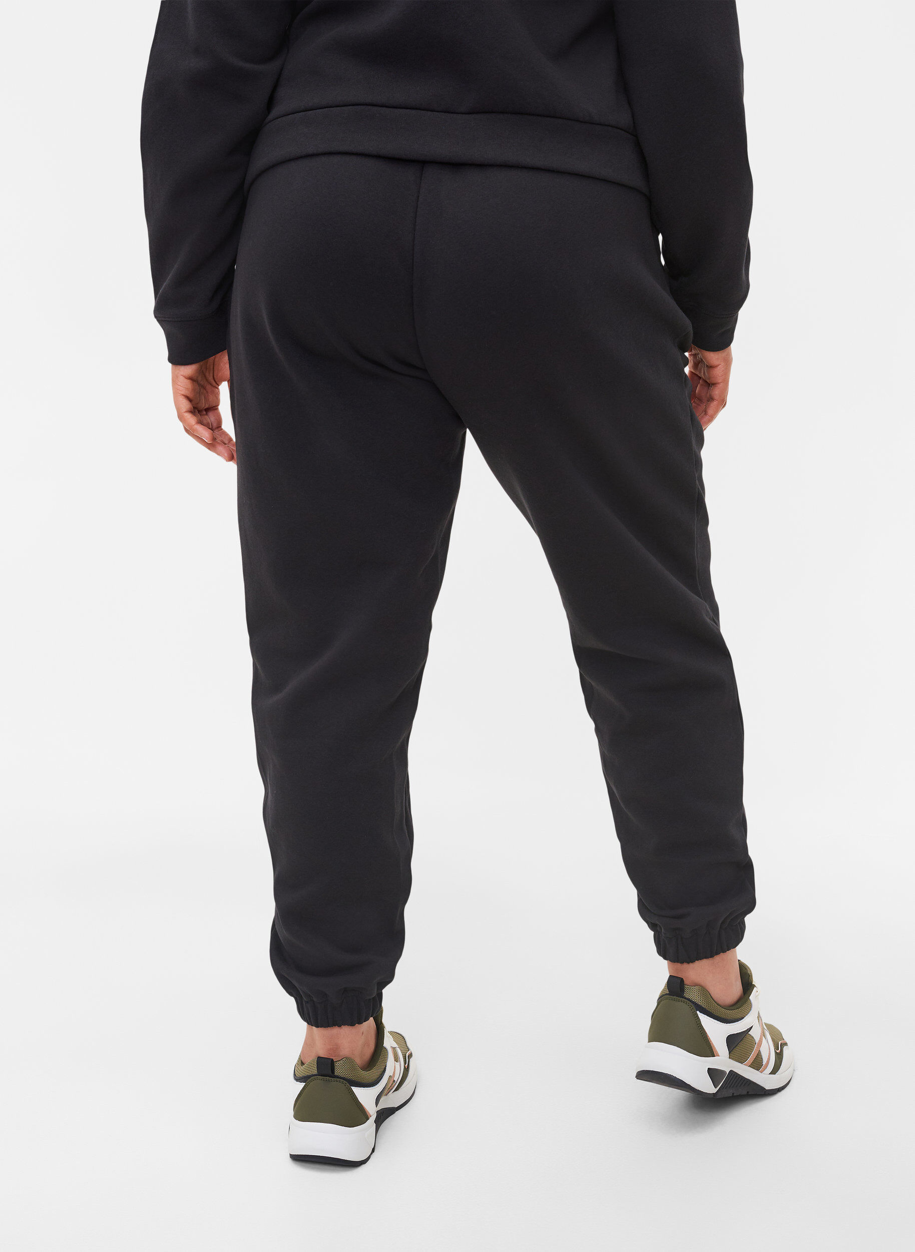 ZizziV&auml;lj&auml;t puuvillahousut taskuilla, Musta, Model image number 1