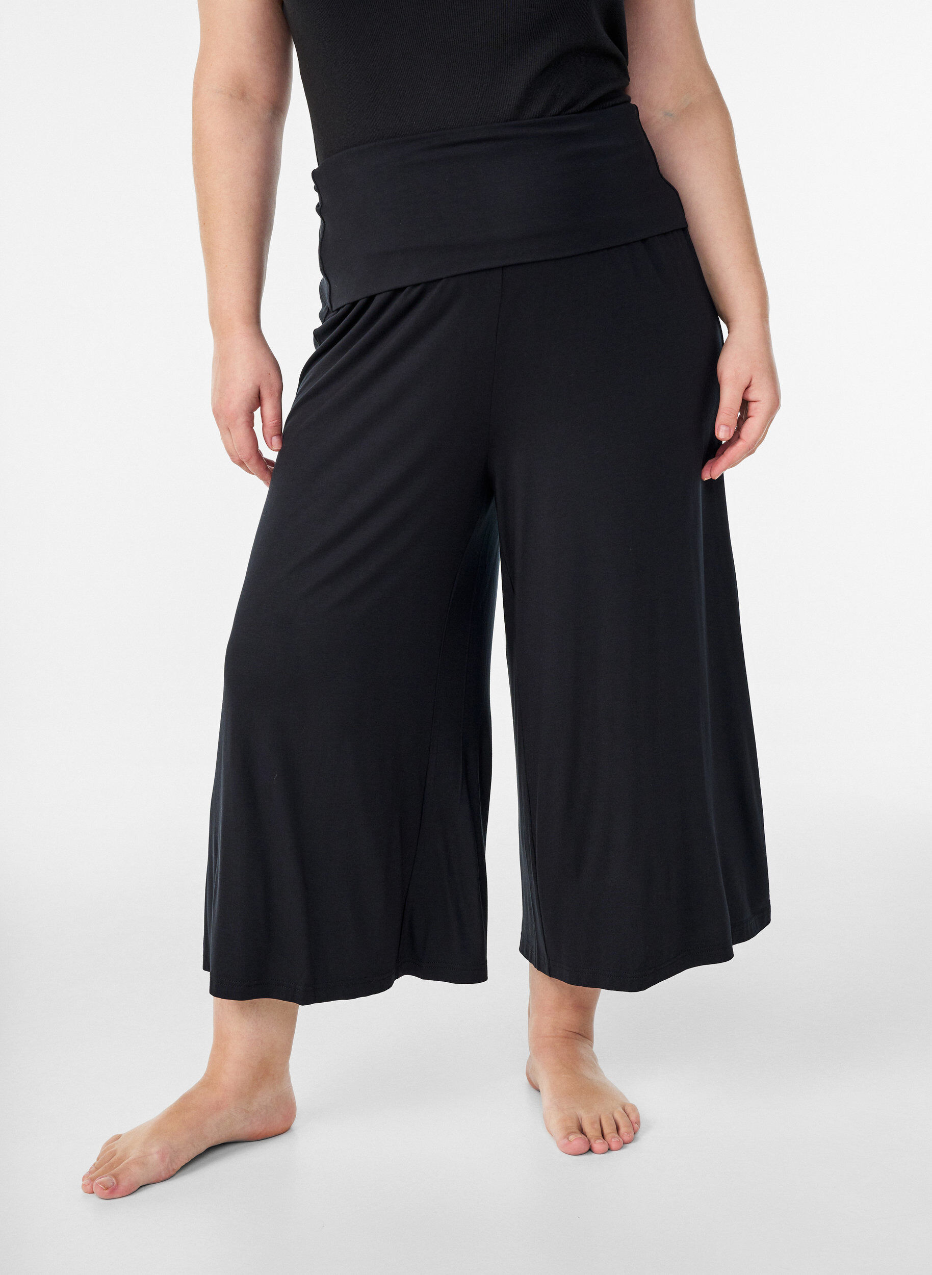 Zizzi Jersey culotte -housut korkealla vy&ouml;t&auml;r&ouml;ll&auml;, Musta, Model image number 2