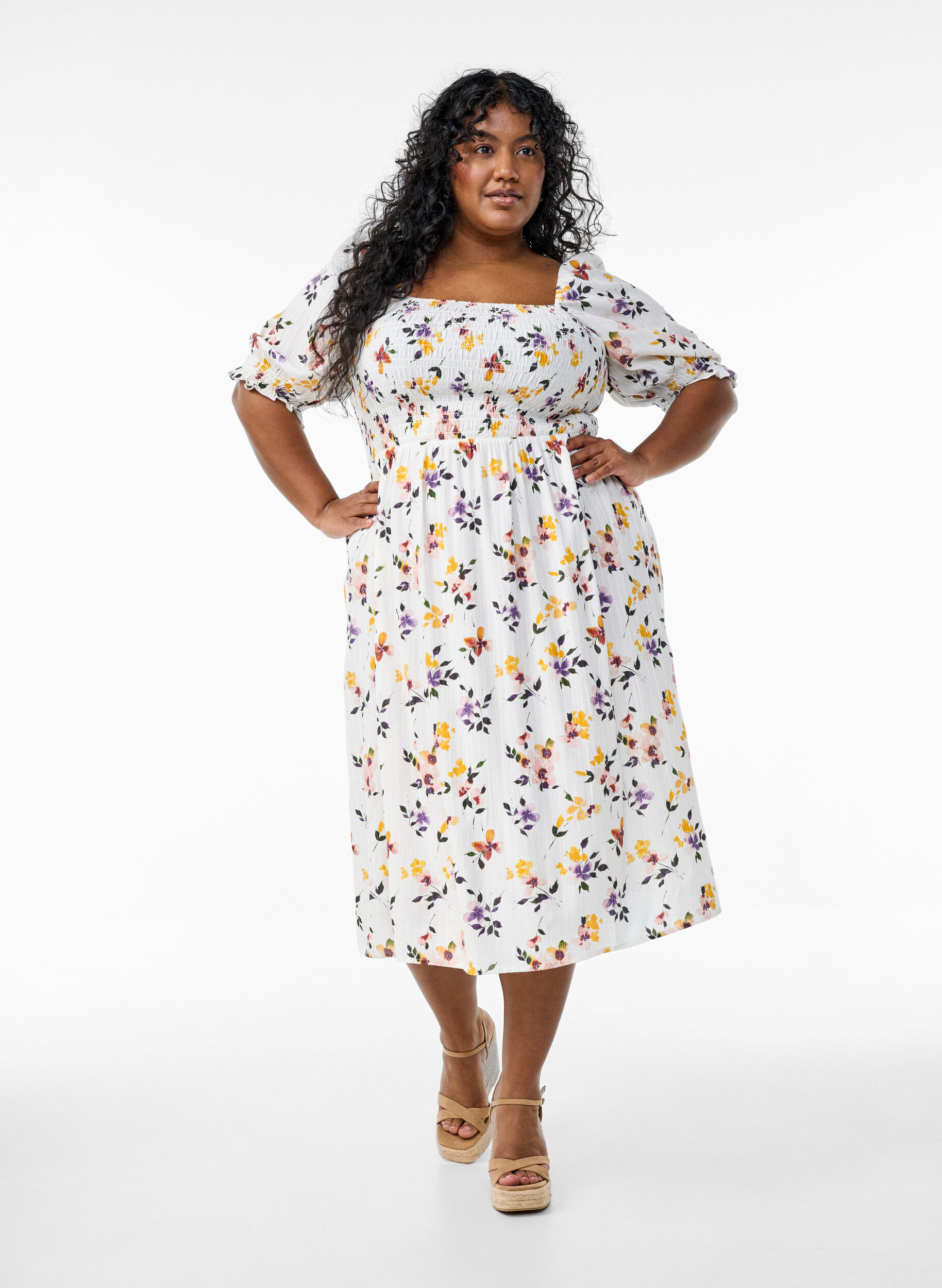 ZizziKukallinen midimekko viskoosista smokkirypytyksell&auml;, Valkoinen, Model image number 0