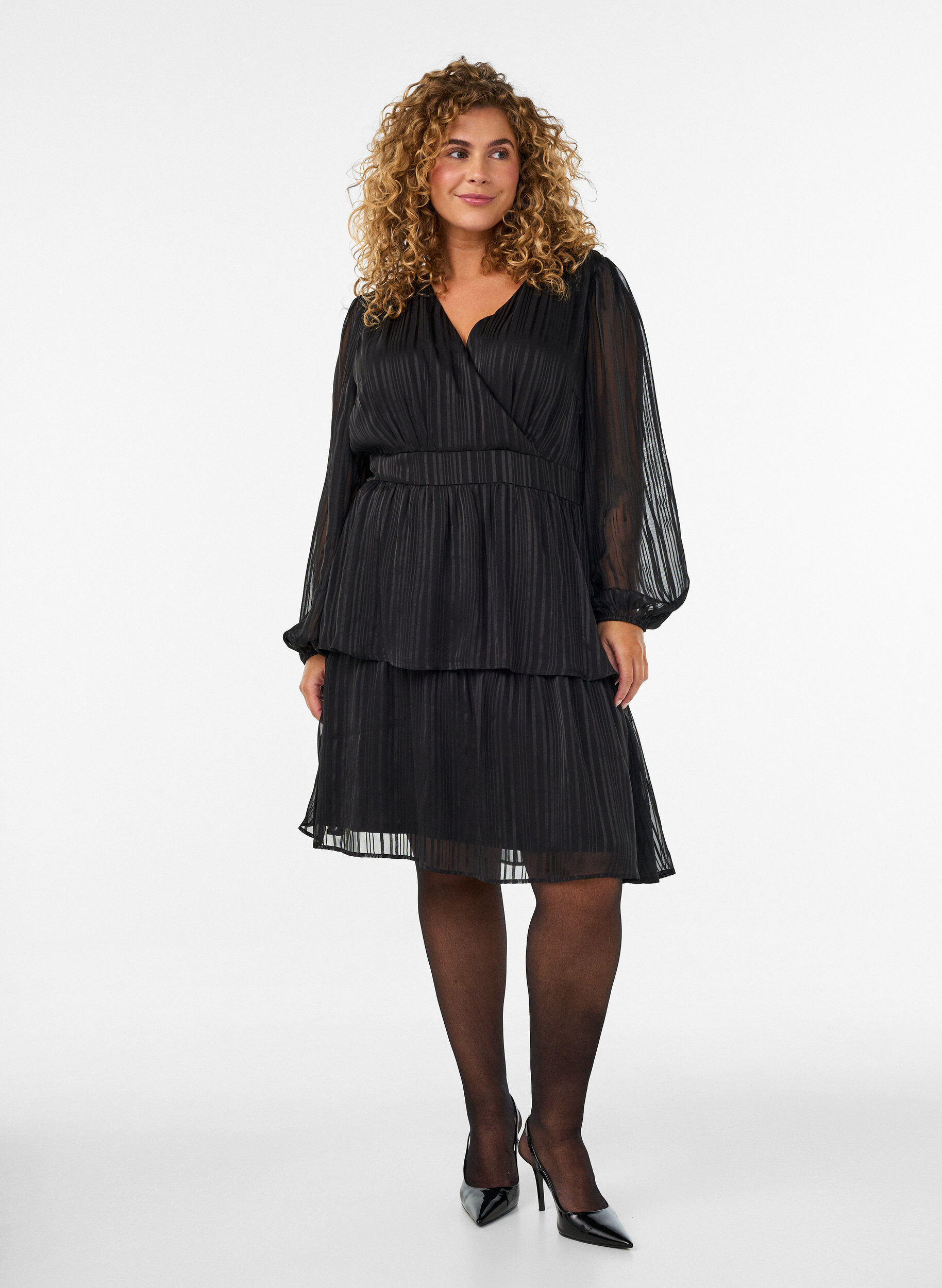 ZizziPolvipituinen mekko l&auml;pikuultavilla raidoilla ja kietaisuefektill&auml;, Musta, Model image number 1