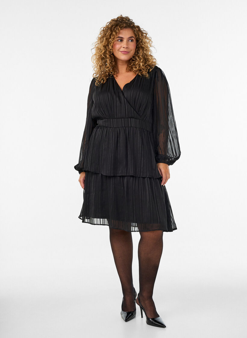Polvipituinen mekko l&auml;pikuultavilla raidoilla ja kietaisuefektill&auml;, Musta, Model image number 1