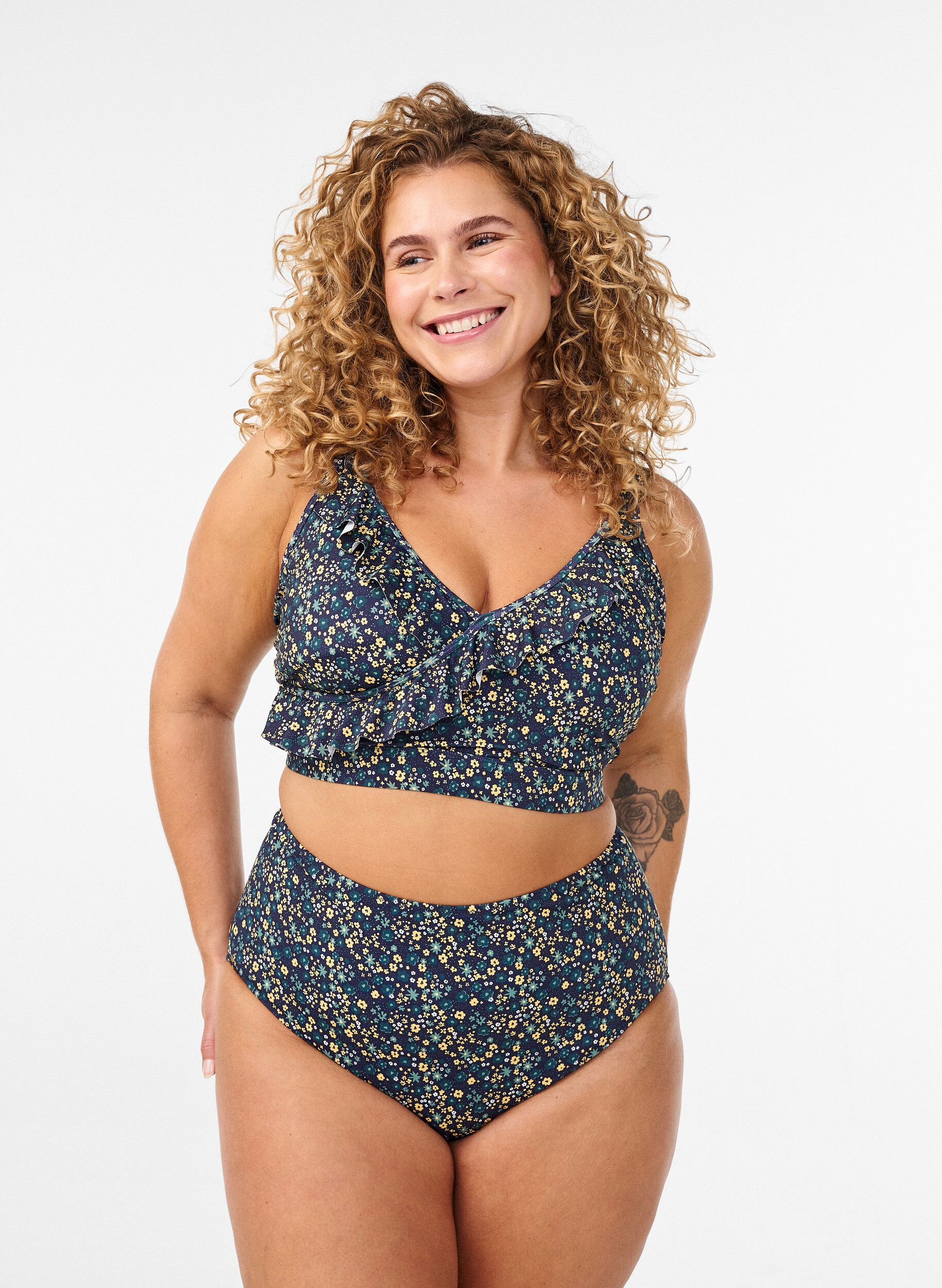 Bikinialaosat printill&auml; ja korkealla vy&ouml;t&auml;r&ouml;ll&auml;, Vihre&auml;, Model