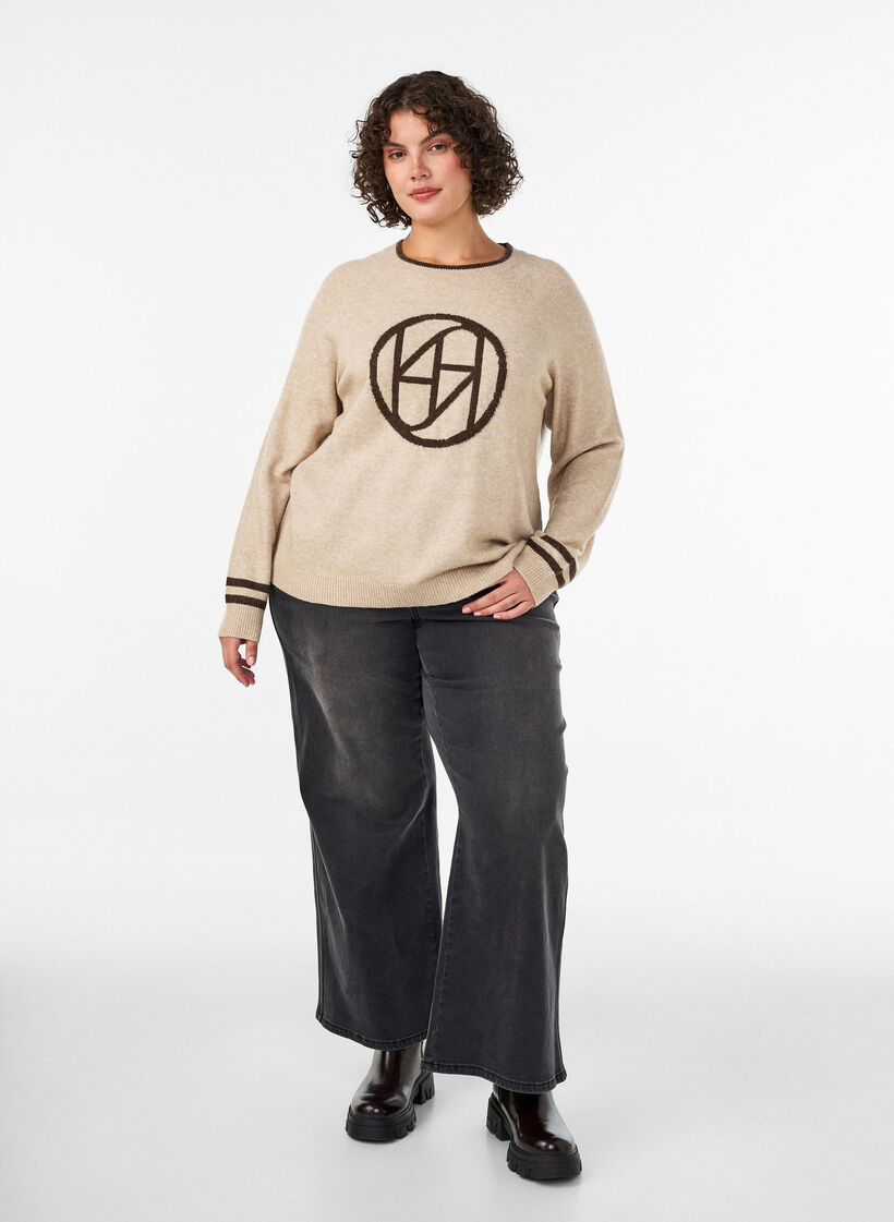 Neulepusero logolla ja kontrastiraidoilla, Beige, Model image number 1