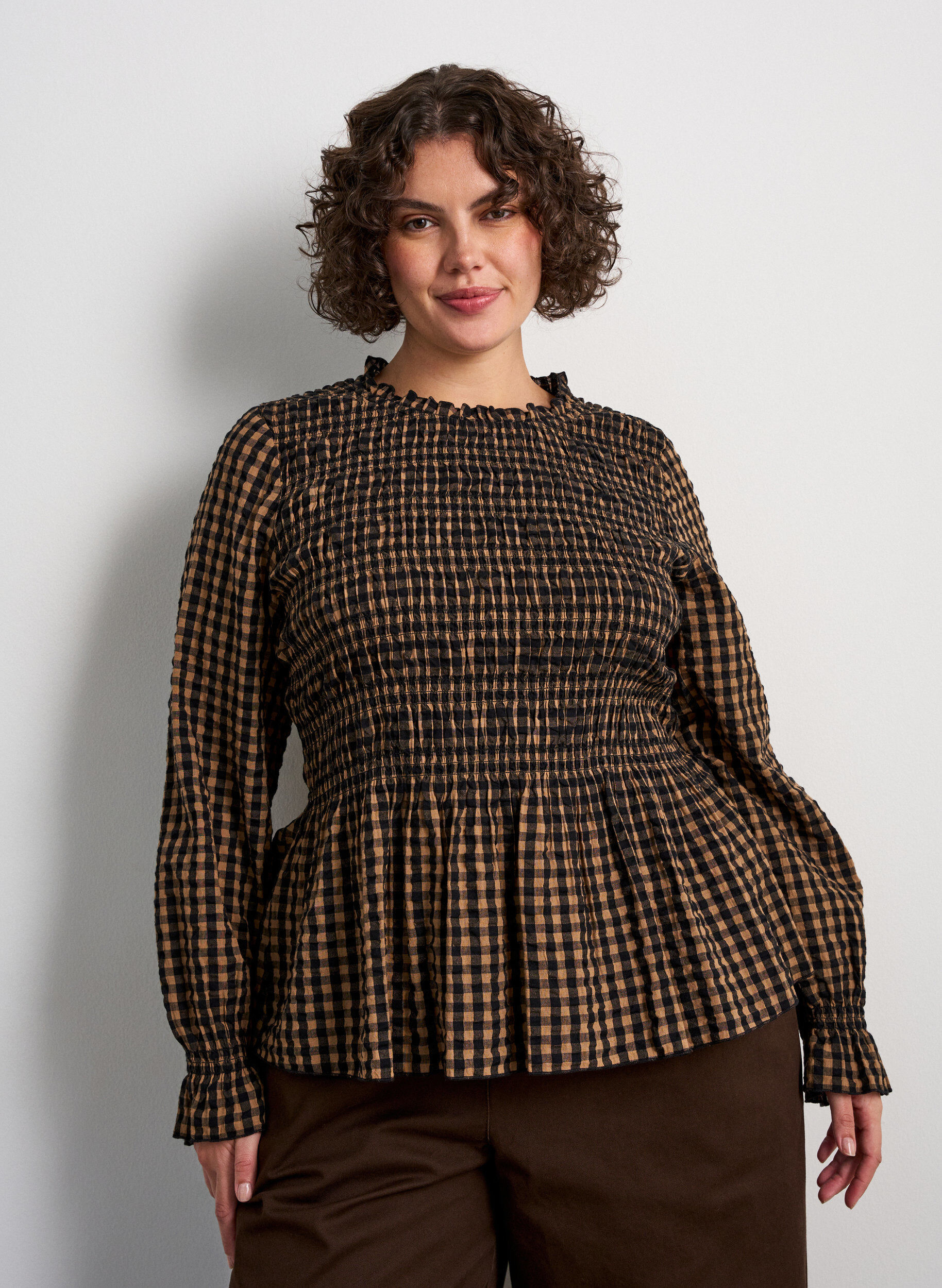 Ruudullinen pusero smokkauksella ja peplum-helmalla, Ruskea, Model