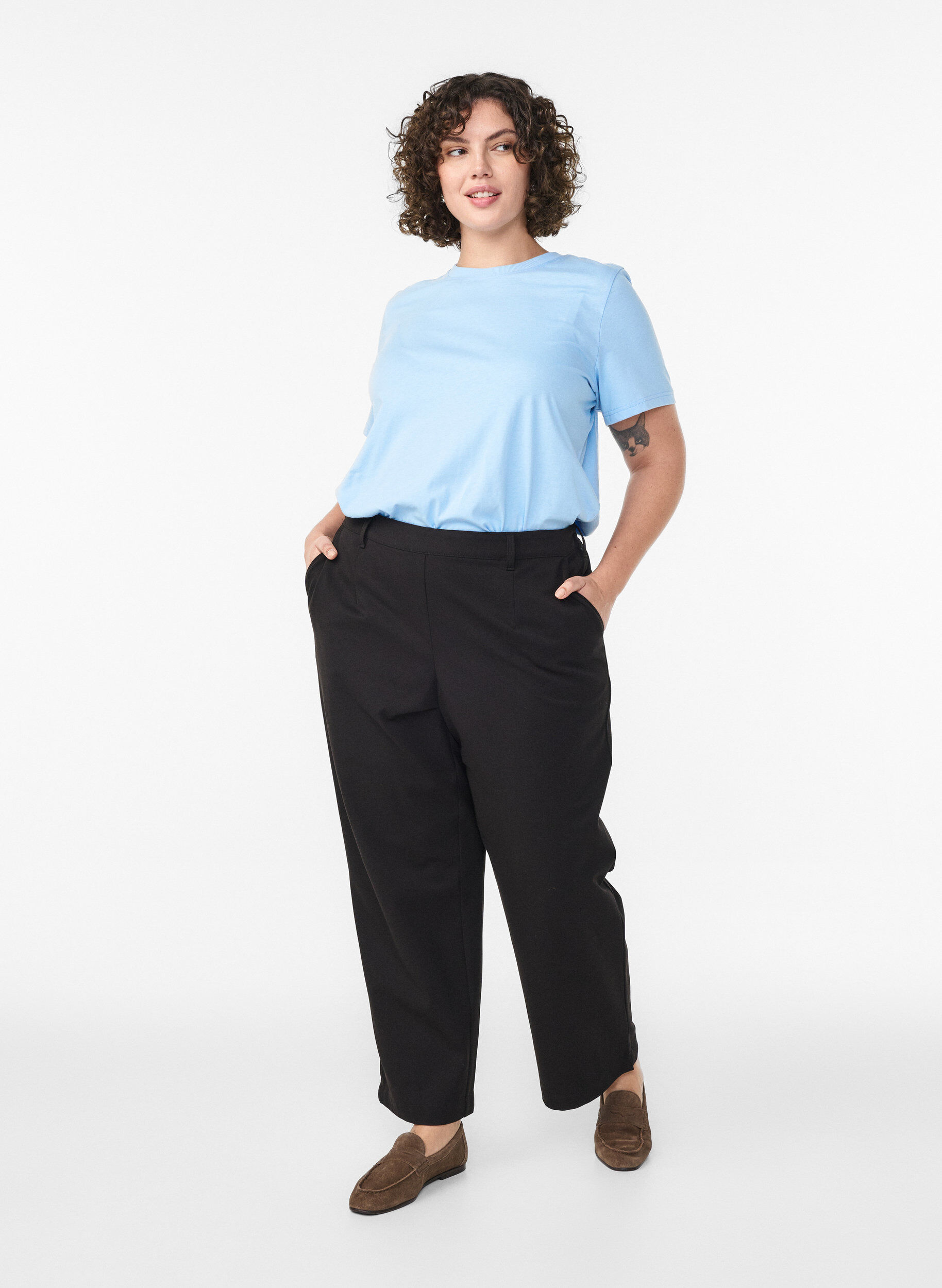 Zizzi Puuvillainen perus-T-paita, jossa on py&ouml;re&auml; kaula-aukko, Sininen, Model image number 1