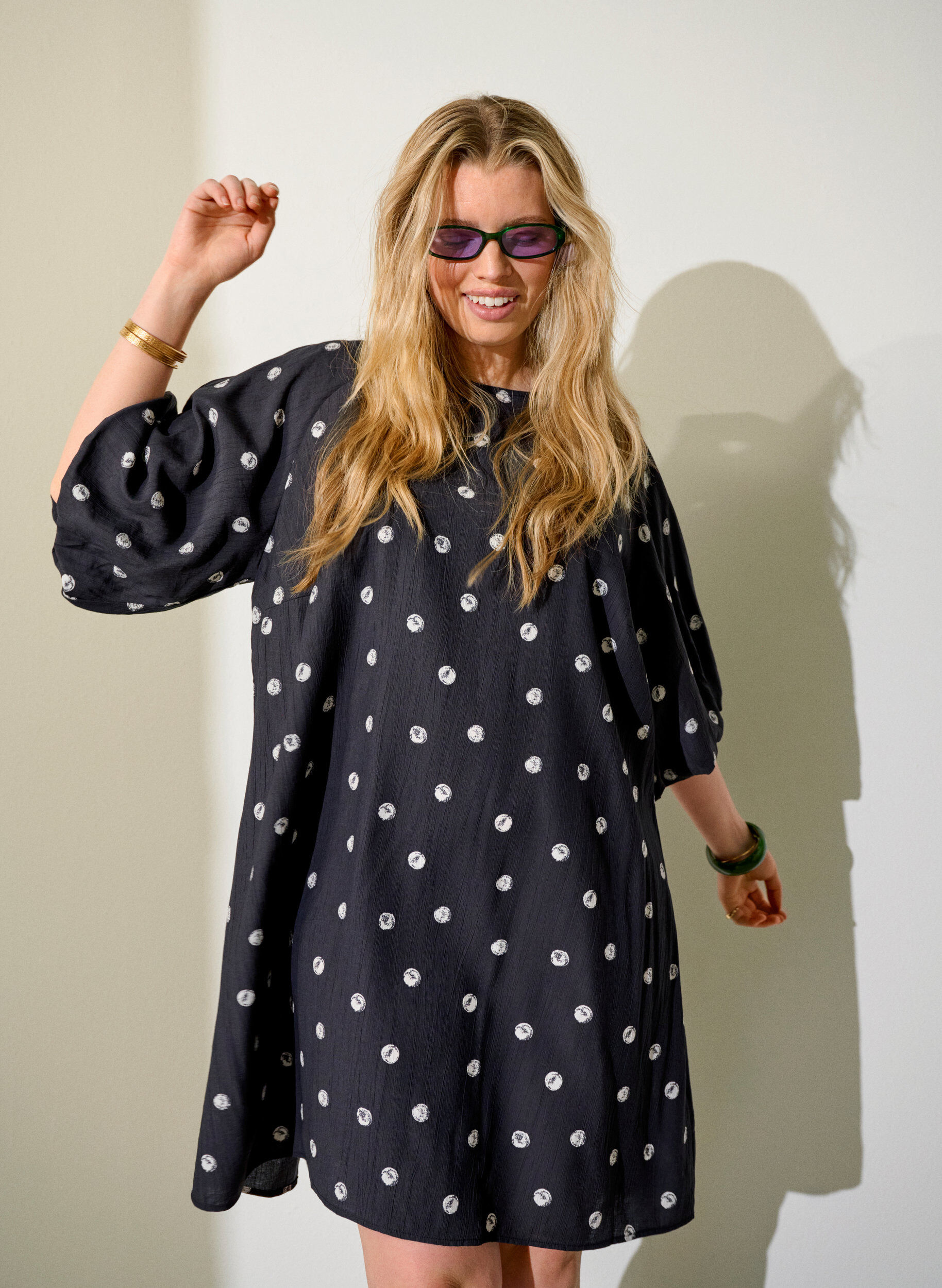 Lyhyt viskoosimekko pallohihoilla