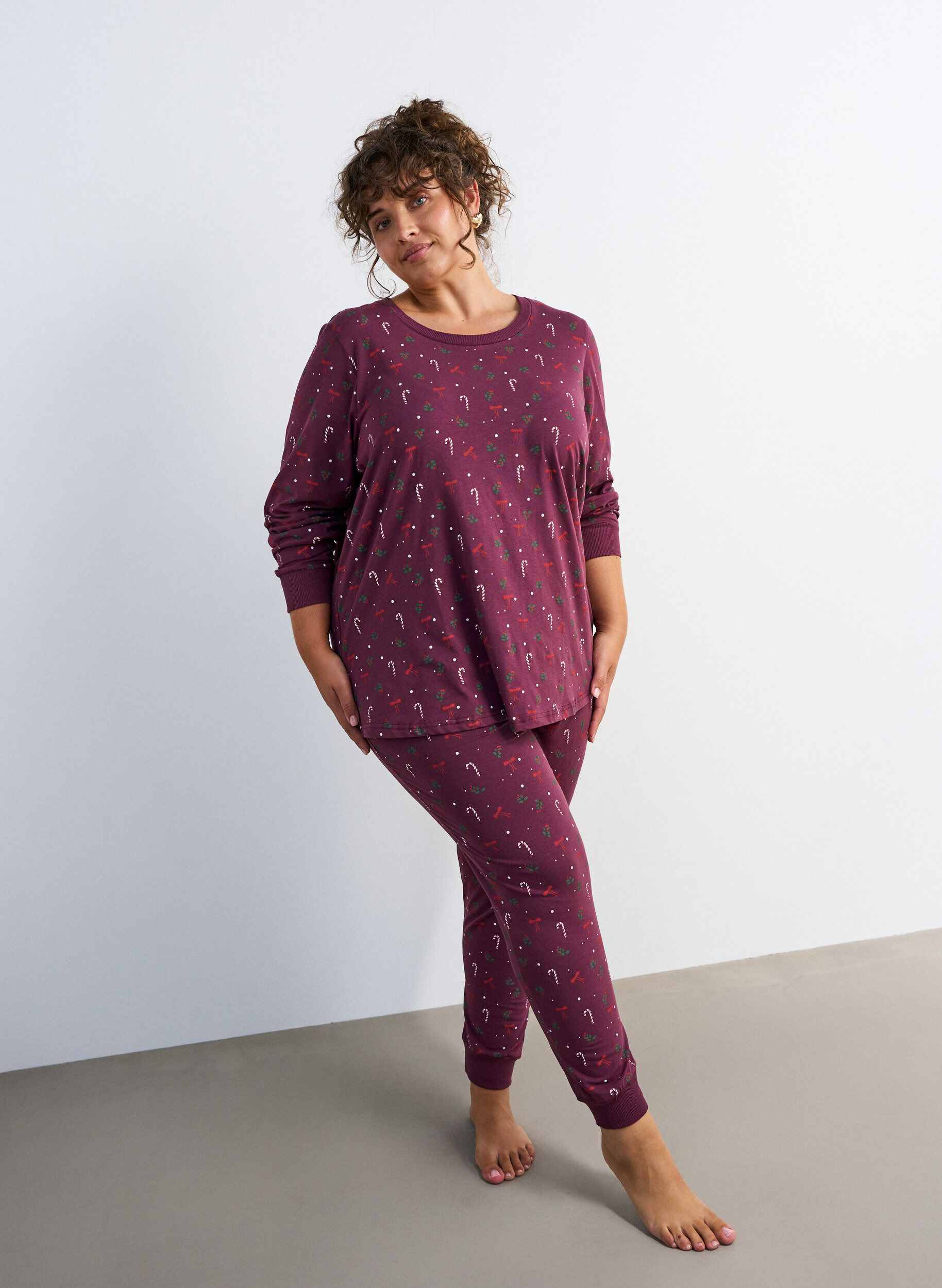 Painetut pyjamahousut, Tumma Bordeaux, Model