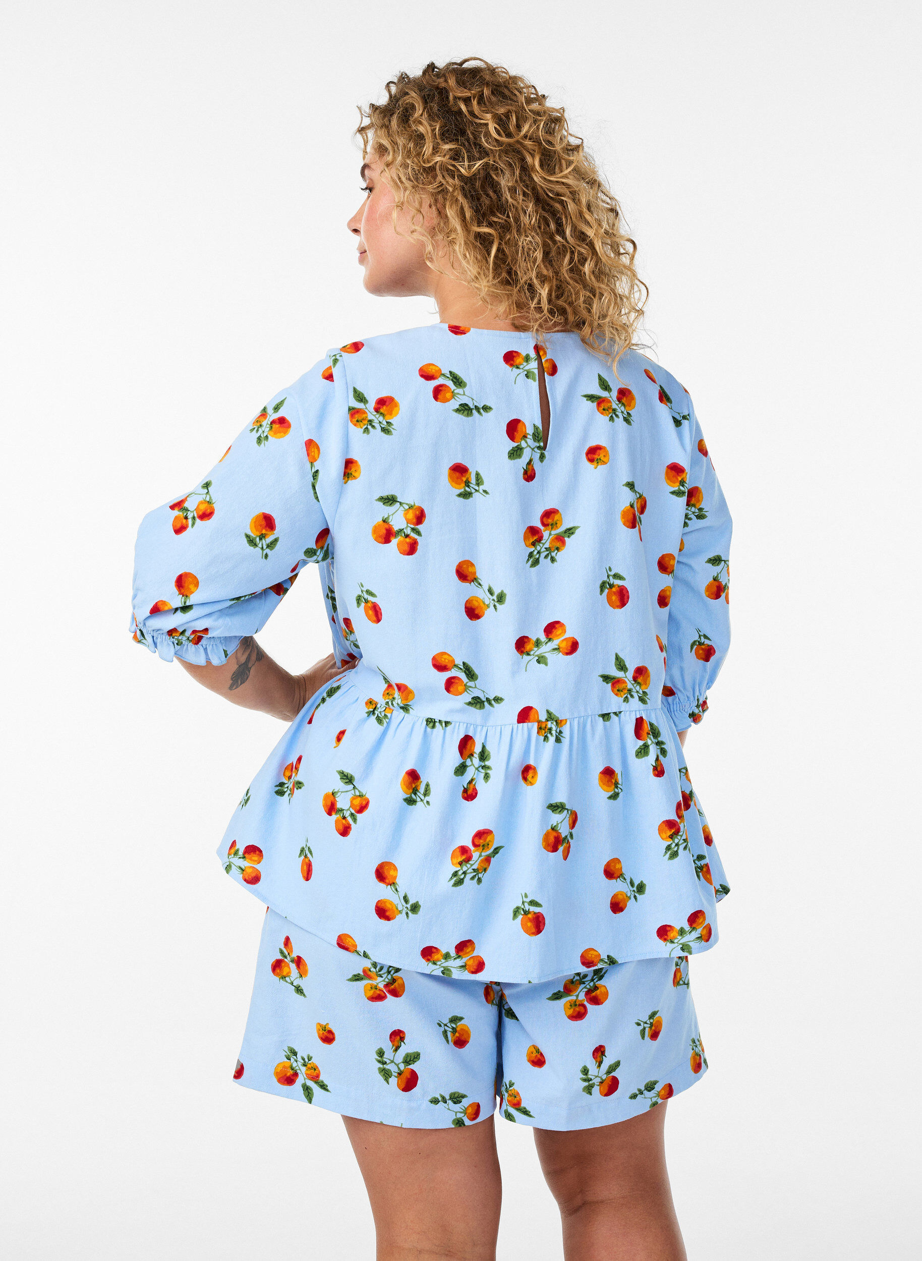 ZizziPuuvillashortsit tomaattiprintill&auml; ja korkealla vy&ouml;t&auml;r&ouml;ll&auml;, Sininen, Model image number 2