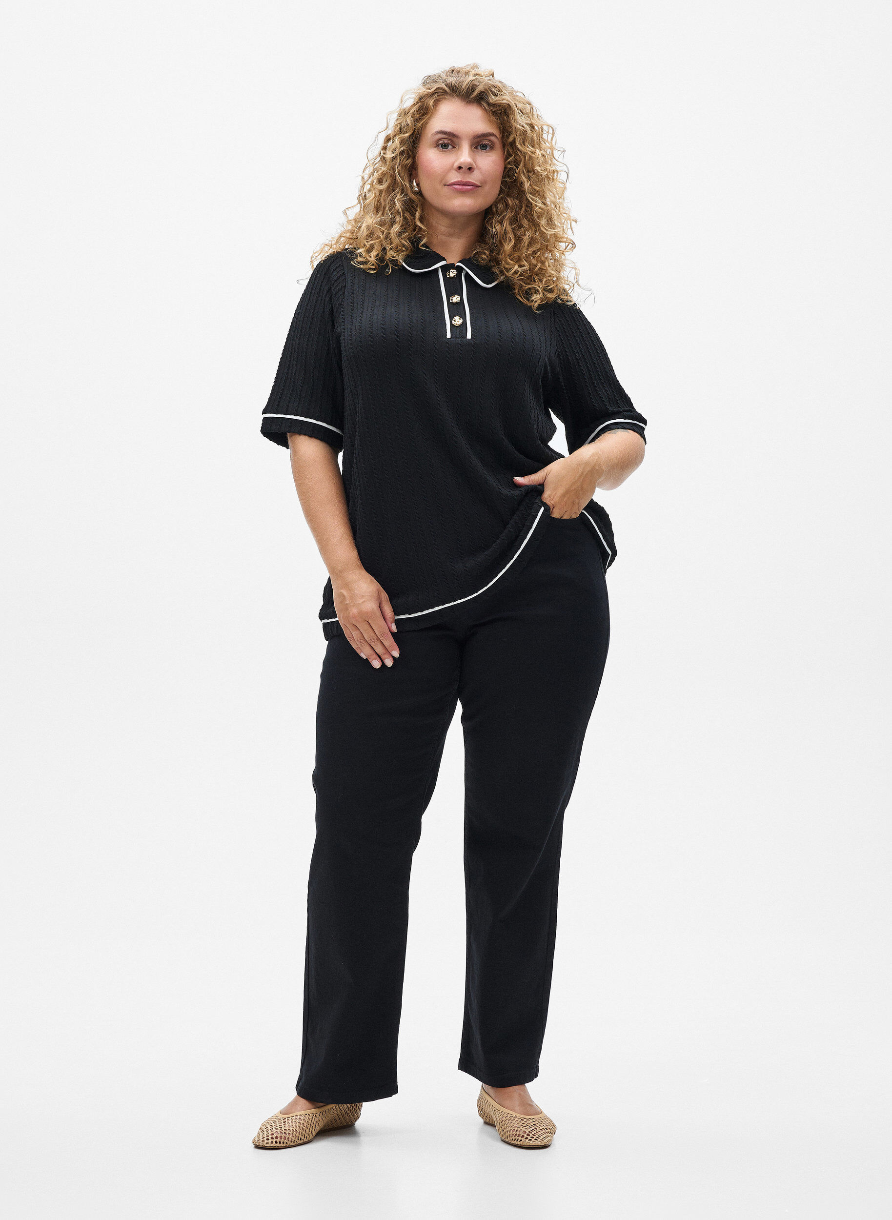 Zizzi Pintakuvioitu jersey-pikeepaita kontrastiyksityiskohdilla, Musta, Model image number 1