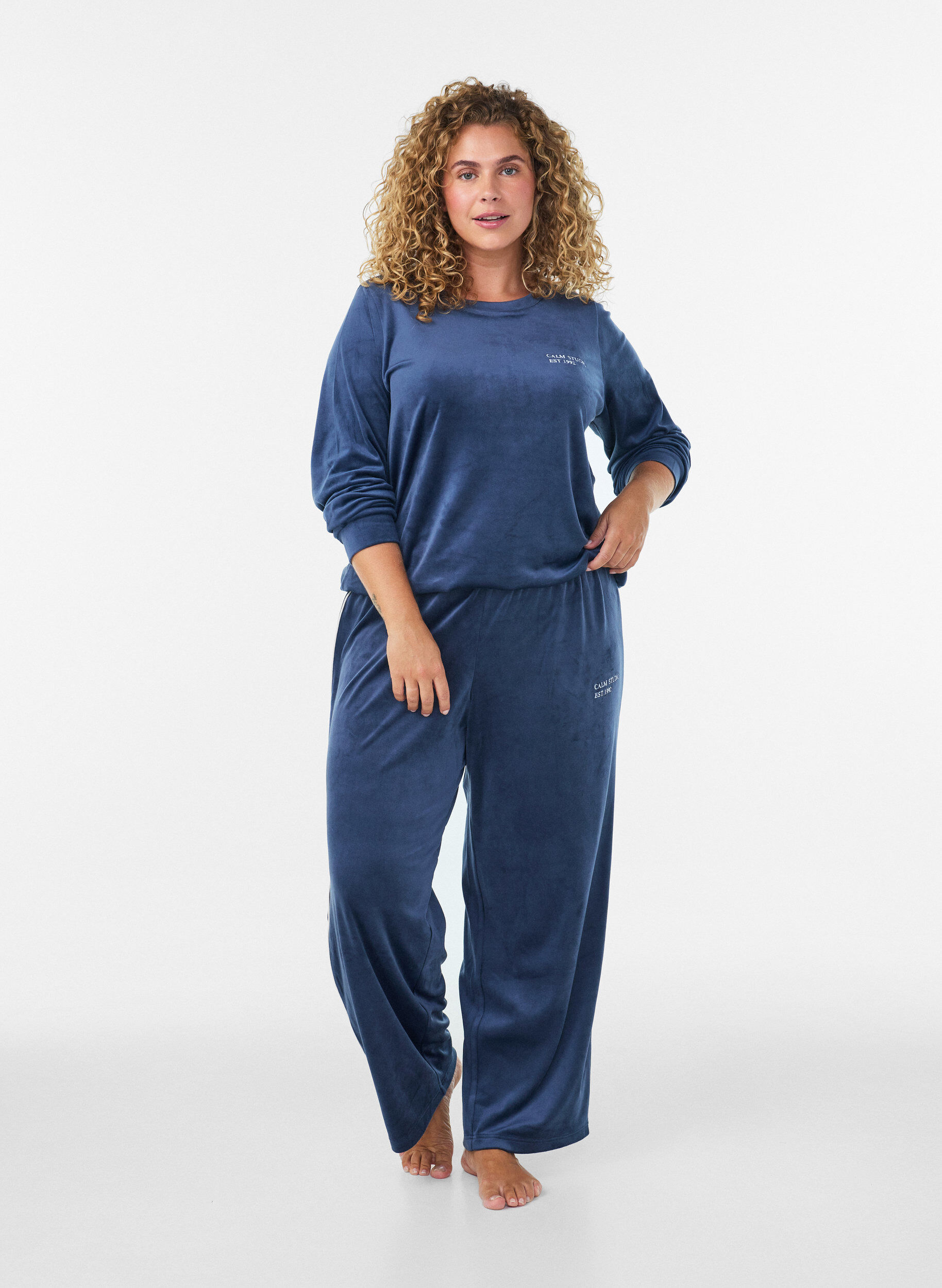 ZizziVelourpusero kirjailulla tekstill&auml;, Sininen, Model image number 1