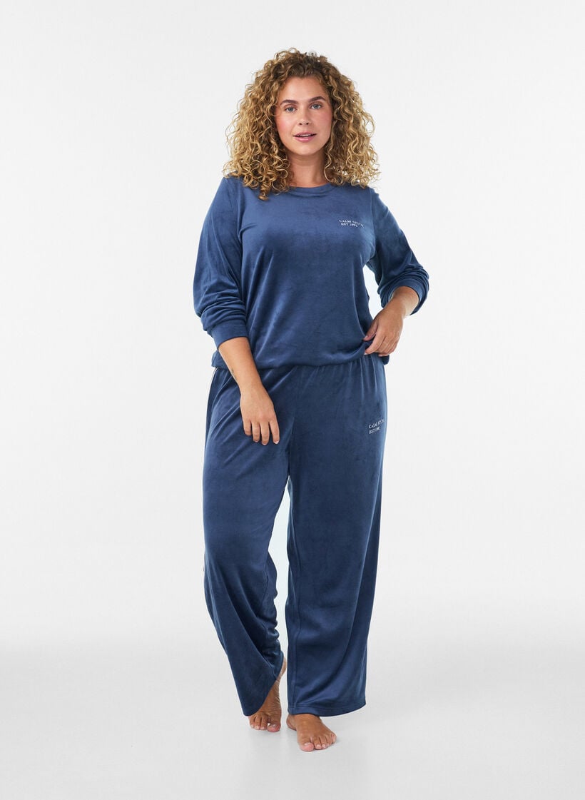 Velourpusero kirjailulla tekstill&auml;, Sininen, Model image number 1
