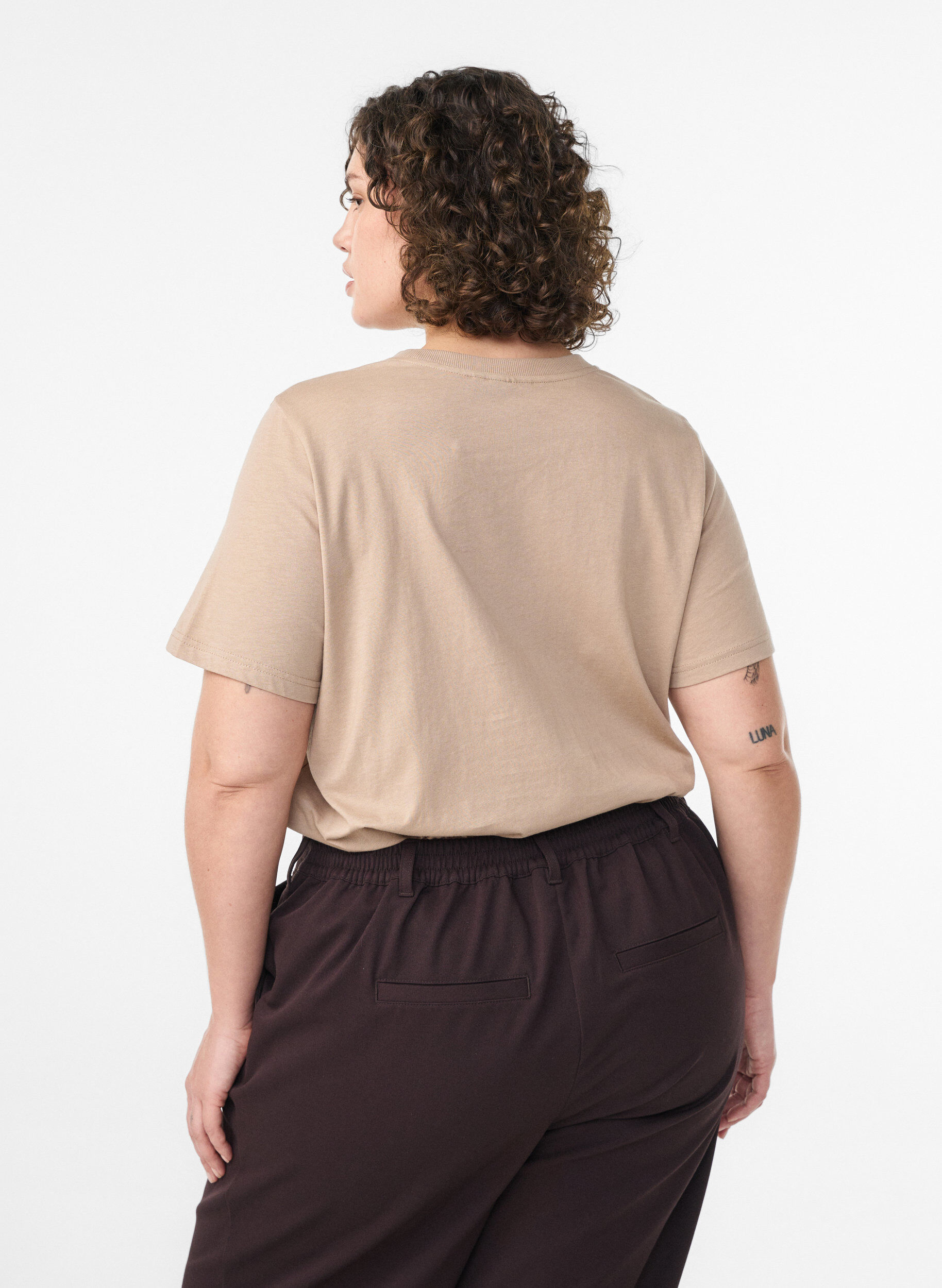 ZizziPuuvillainen perus-T-paita, jossa on py&ouml;re&auml; kaula-aukko, Beige, Model image number 2