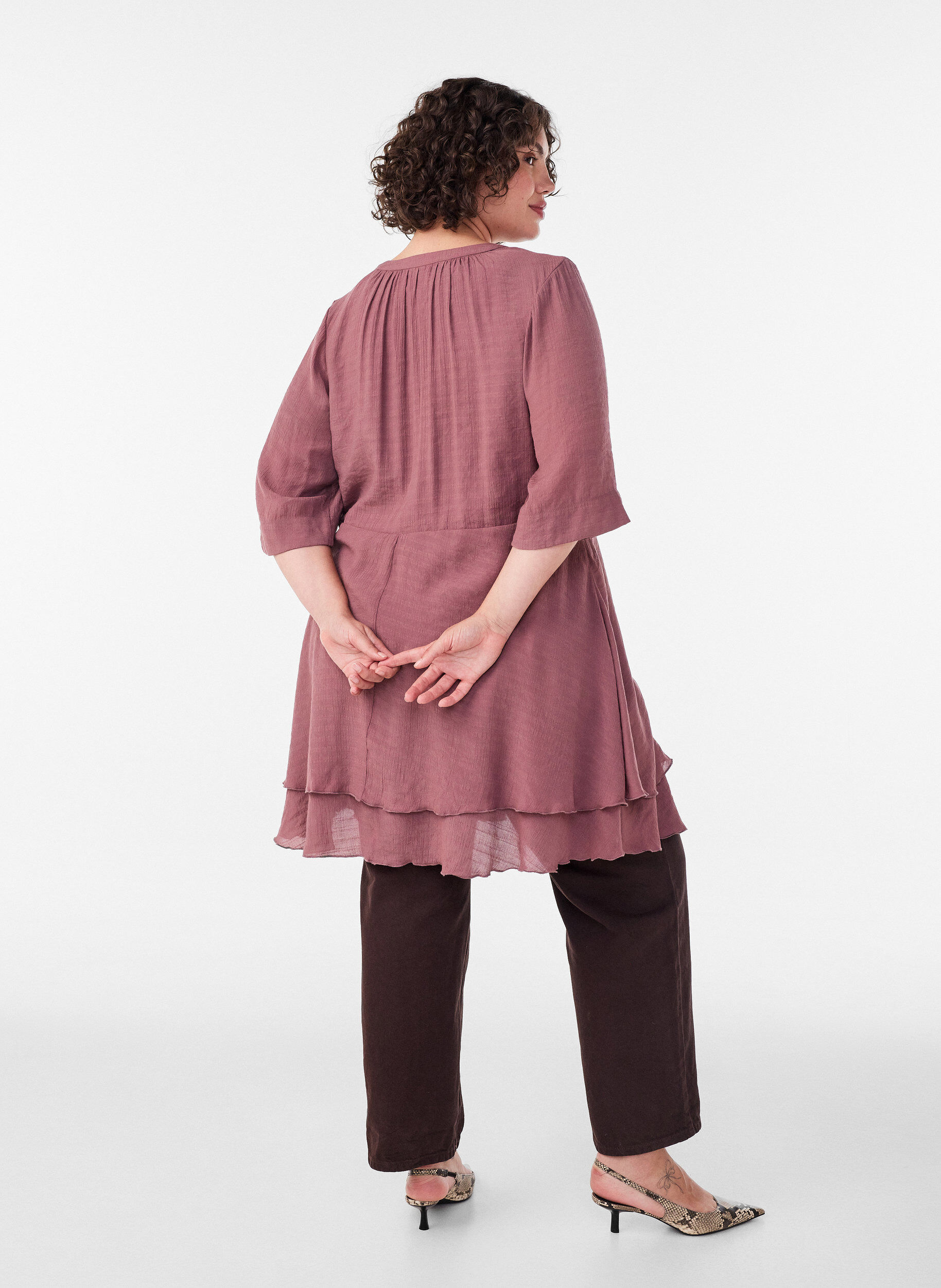 ZizziA-linjainen mekko kerrostetuilla r&ouml;yhel&ouml;ill&auml;, Vaaleanpunainen, Model image number 2