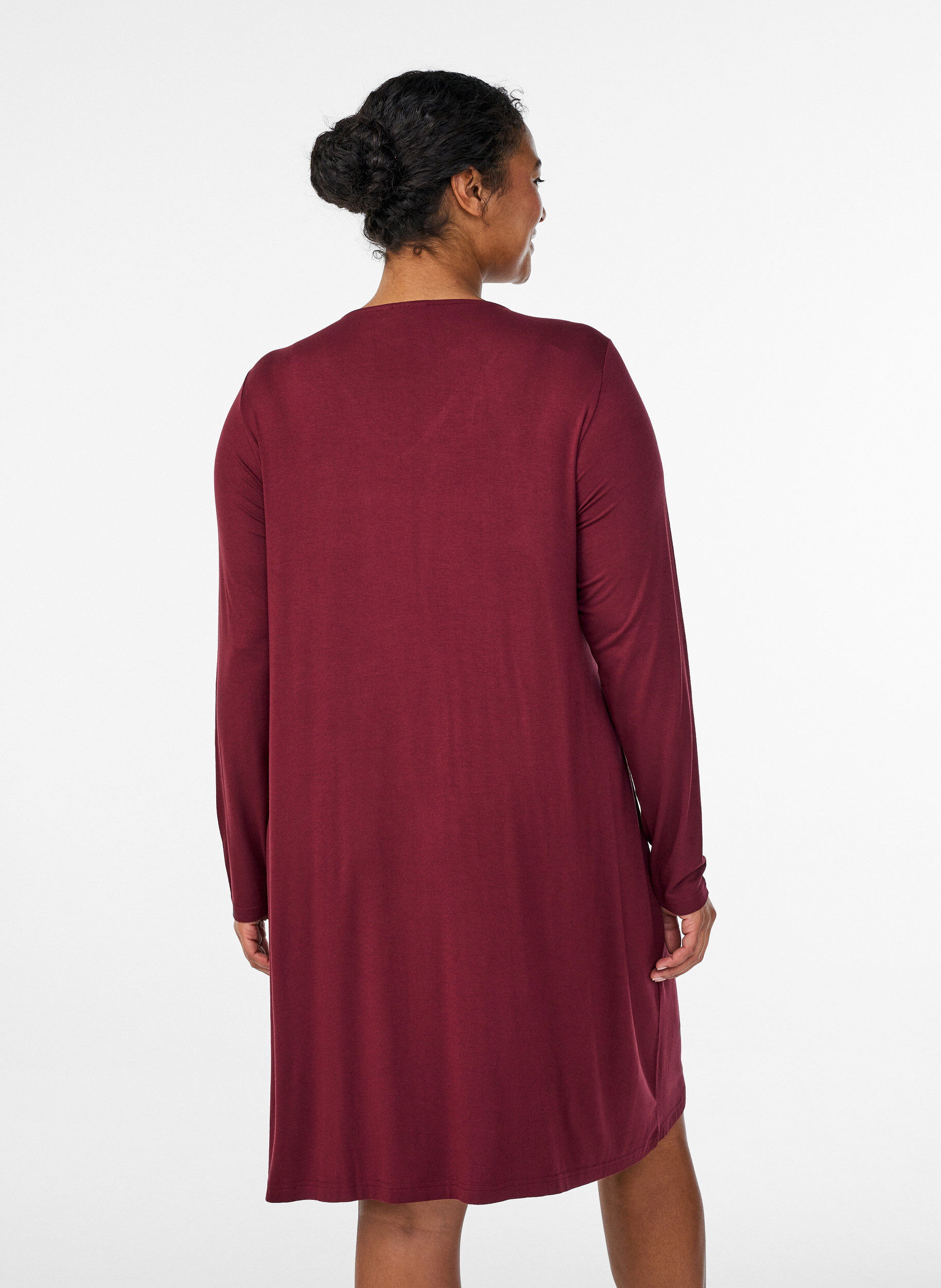 Zizzi Pitk&auml;hihainen y&ouml;paita pitsisomisteella ja V-p&auml;&auml;ntiell&auml;, Punainen, Model image number 2