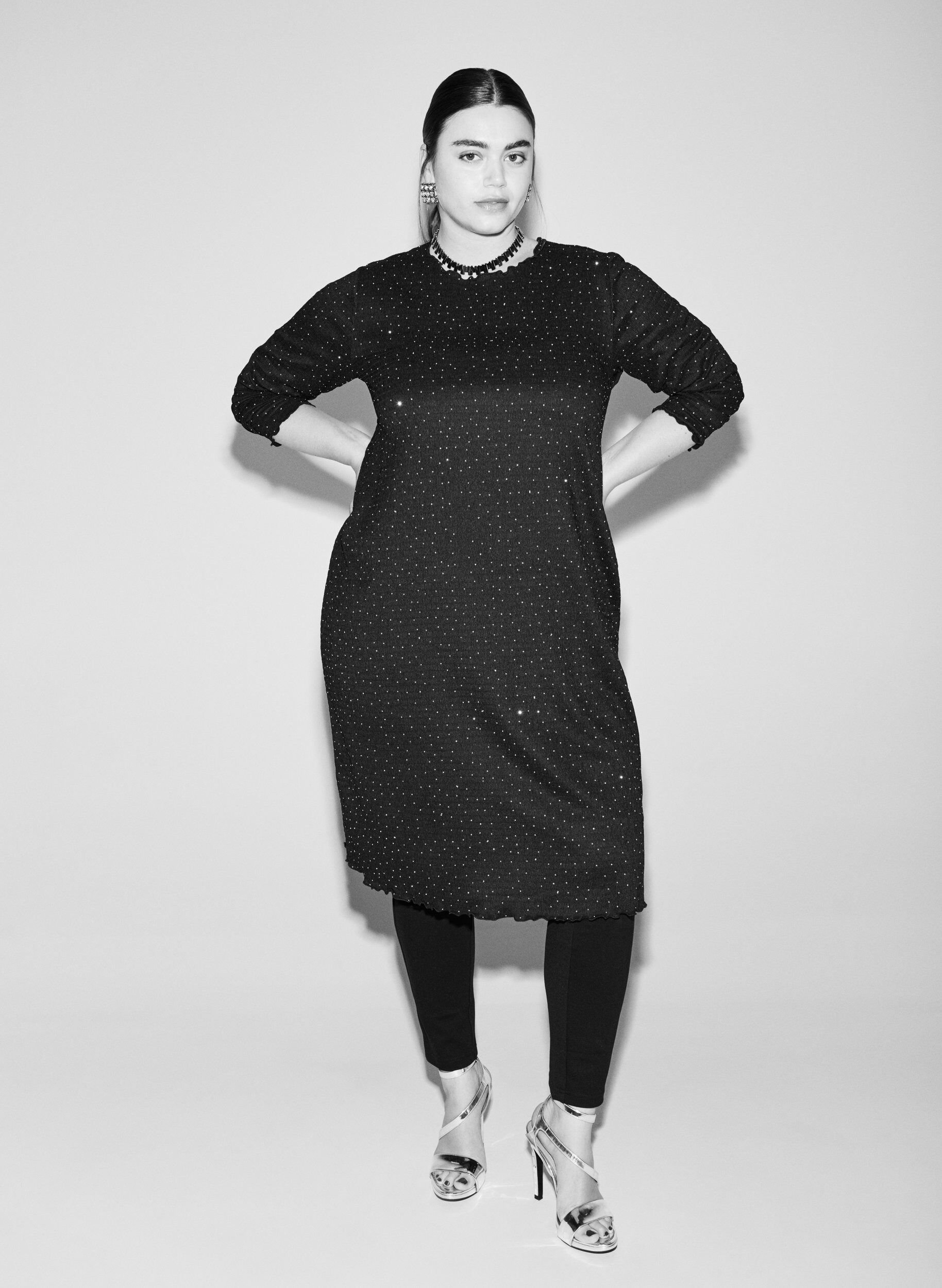 Zizzi Mekko strassikivill&auml; ja aaltoilevilla reunoilla, Musta, Image image number 0