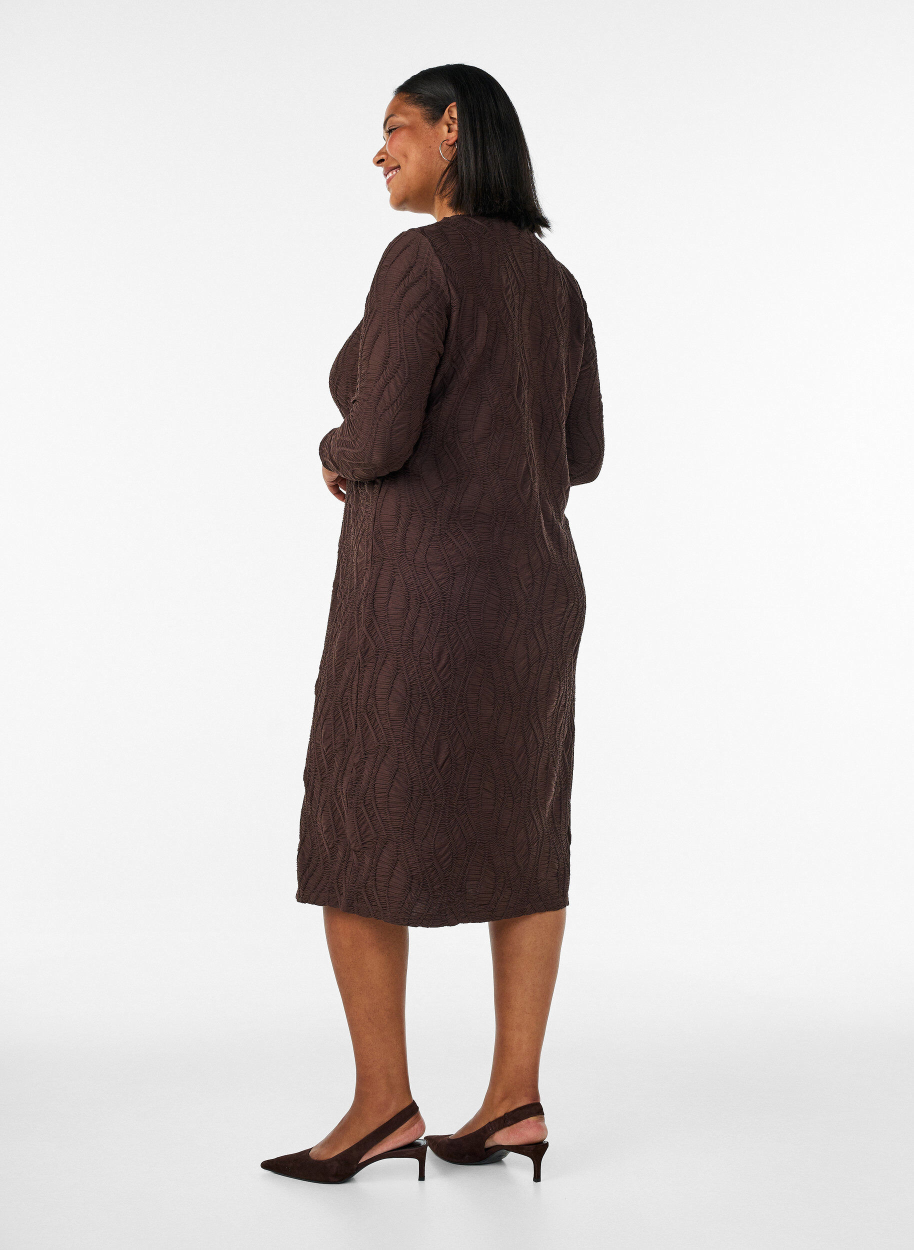 ZizziMidimekko aaltoilevalla tekstuurilla ja pitkill&auml; hihoilla, Ruskea, Model image number 1