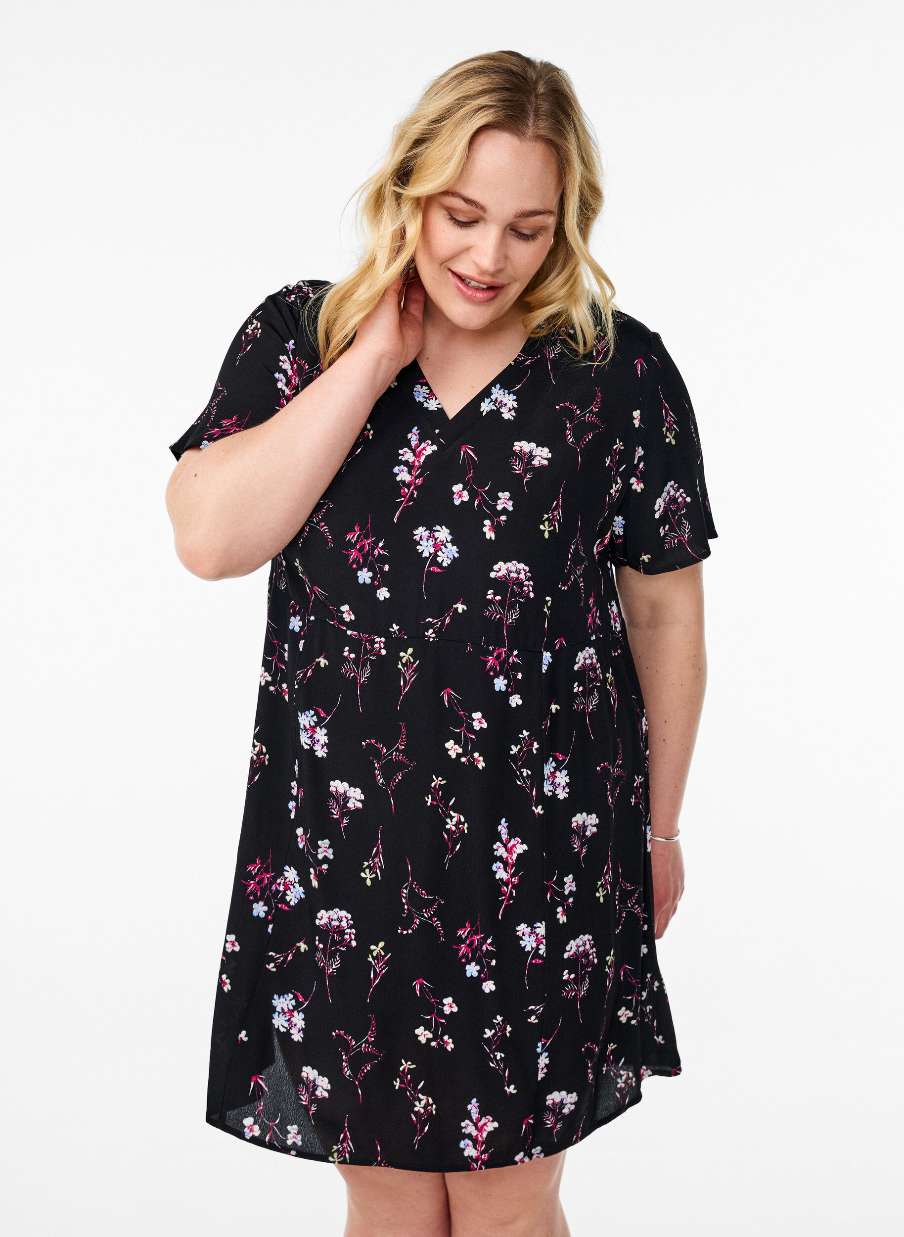 Lyhyt mekko kukkakuviolla, Musta, Model