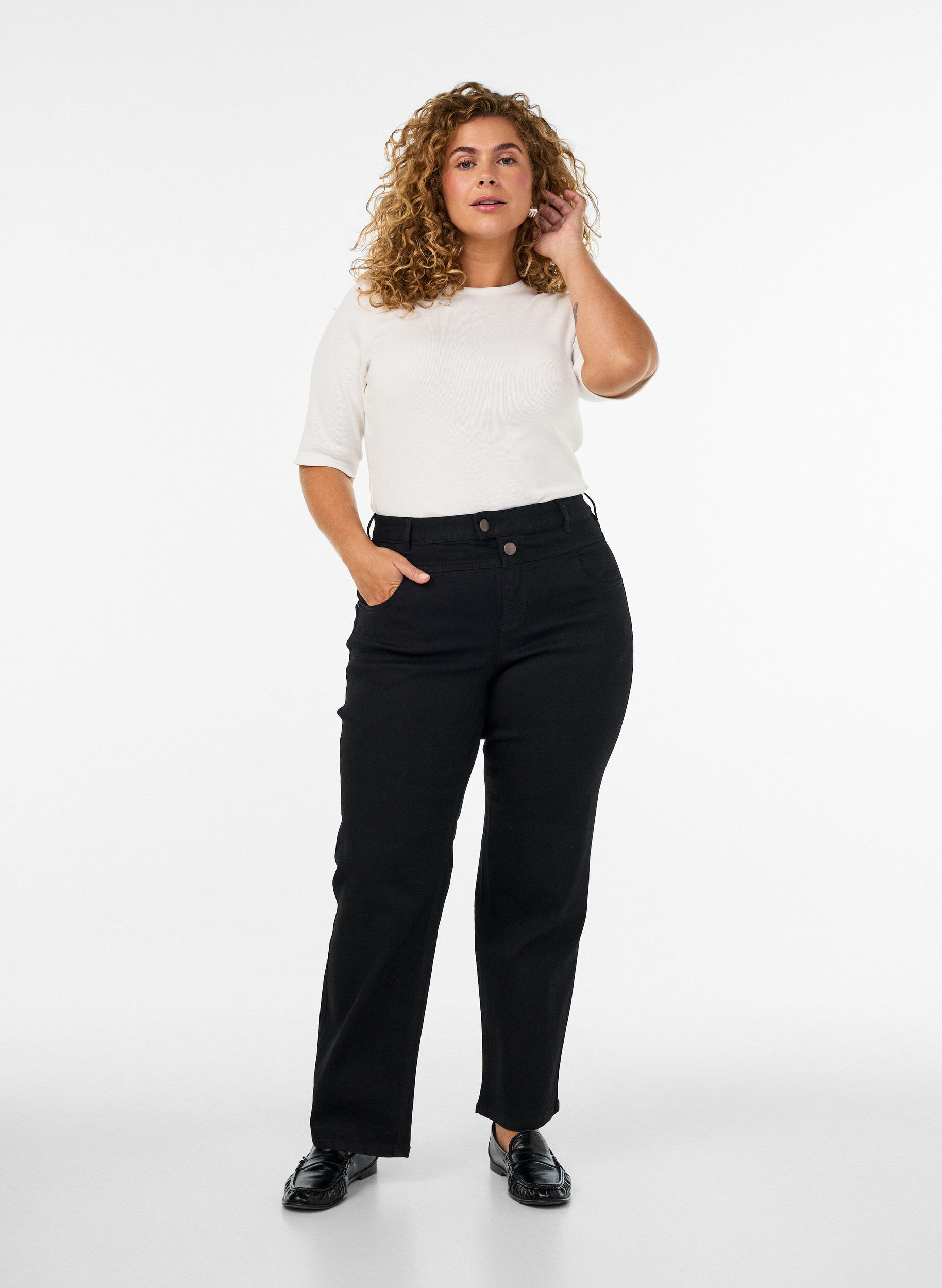 Regular fit Gemma -farkut korkealla vy&ouml;t&auml;r&ouml;ll&auml;, Musta, Model