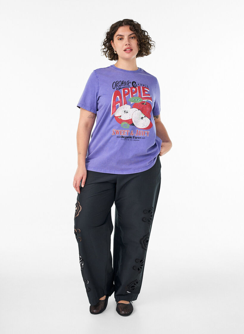 Puuvillainen T-paita etupainatuksella ja pestyll&auml; lookilla, Violetti, Model image number 1