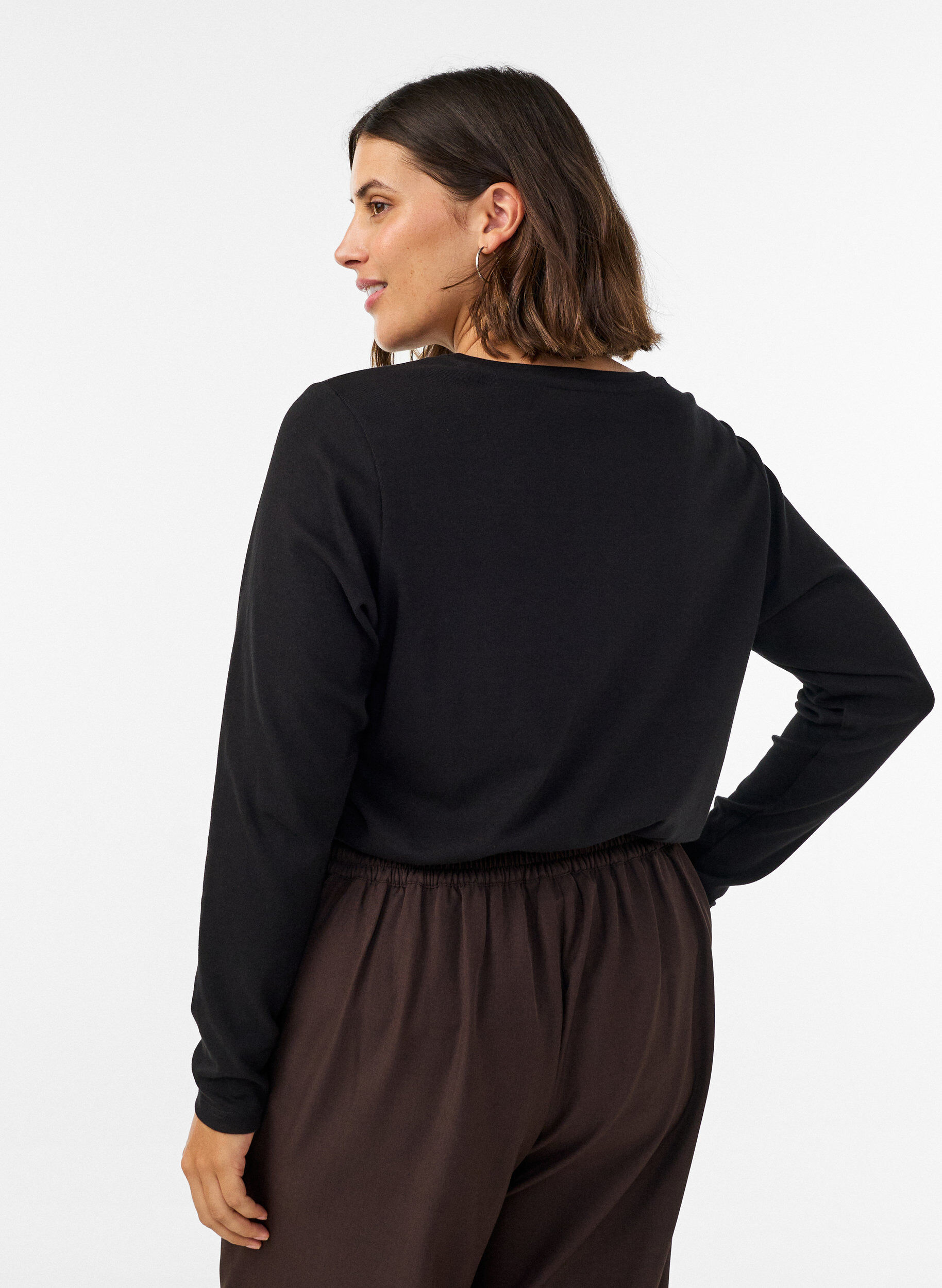 ZizziPitk&auml;hihainen basic-T-paita py&ouml;re&auml;ll&auml; p&auml;&auml;ntiell&auml;, Musta, Model image number 2