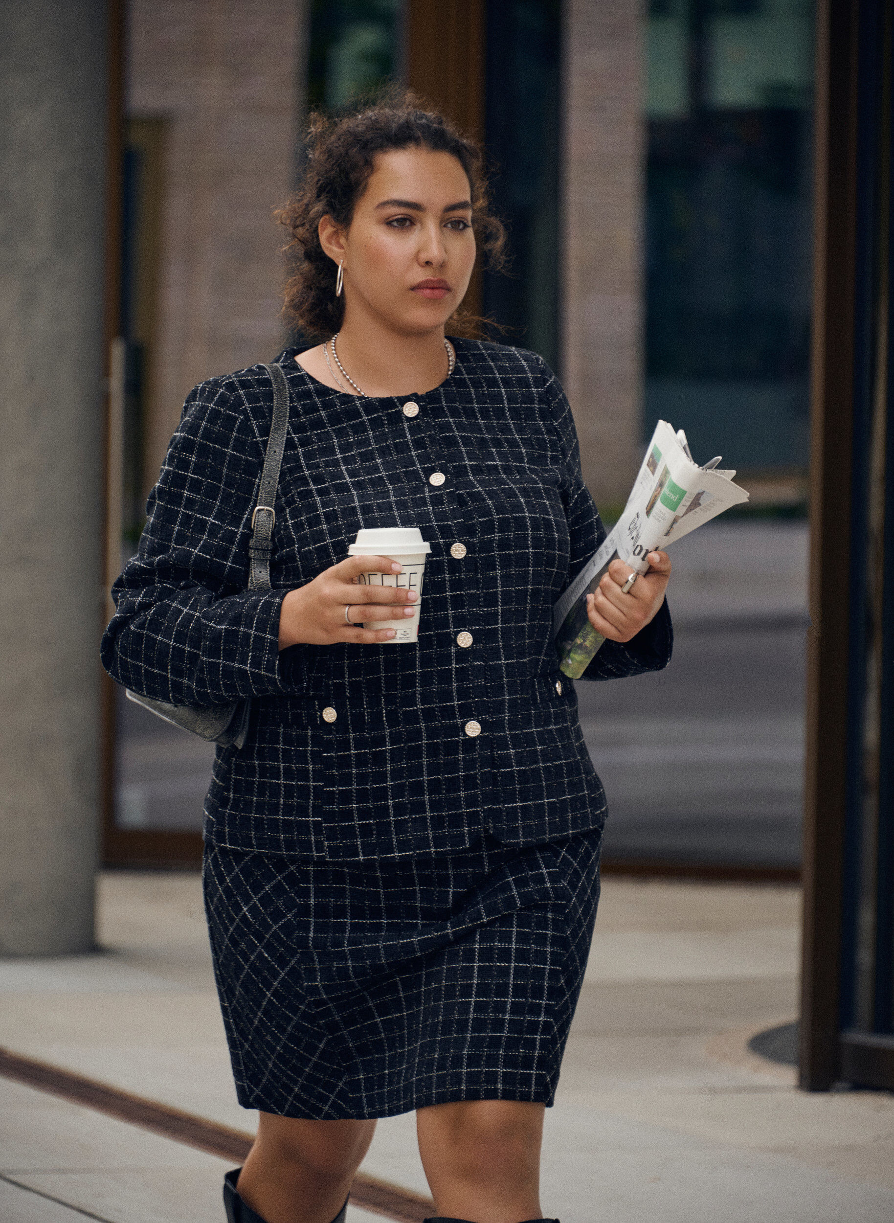 Zizzi Lyhyt ruudullinen boucl&eacute;-bleiseri py&ouml;re&auml;ll&auml; kauluksella, Musta, Image image number 0