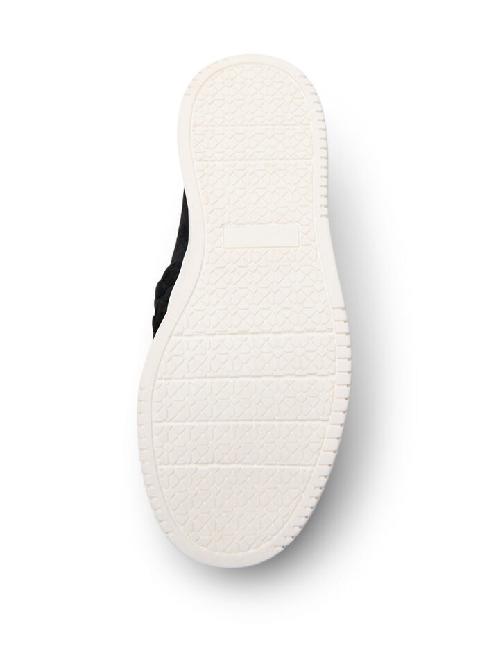 Tekonahkainen mokkaj&auml;ljitelm&auml;kenk&auml; punotuilla remmeill&auml;, Musta, Packshot image number 4