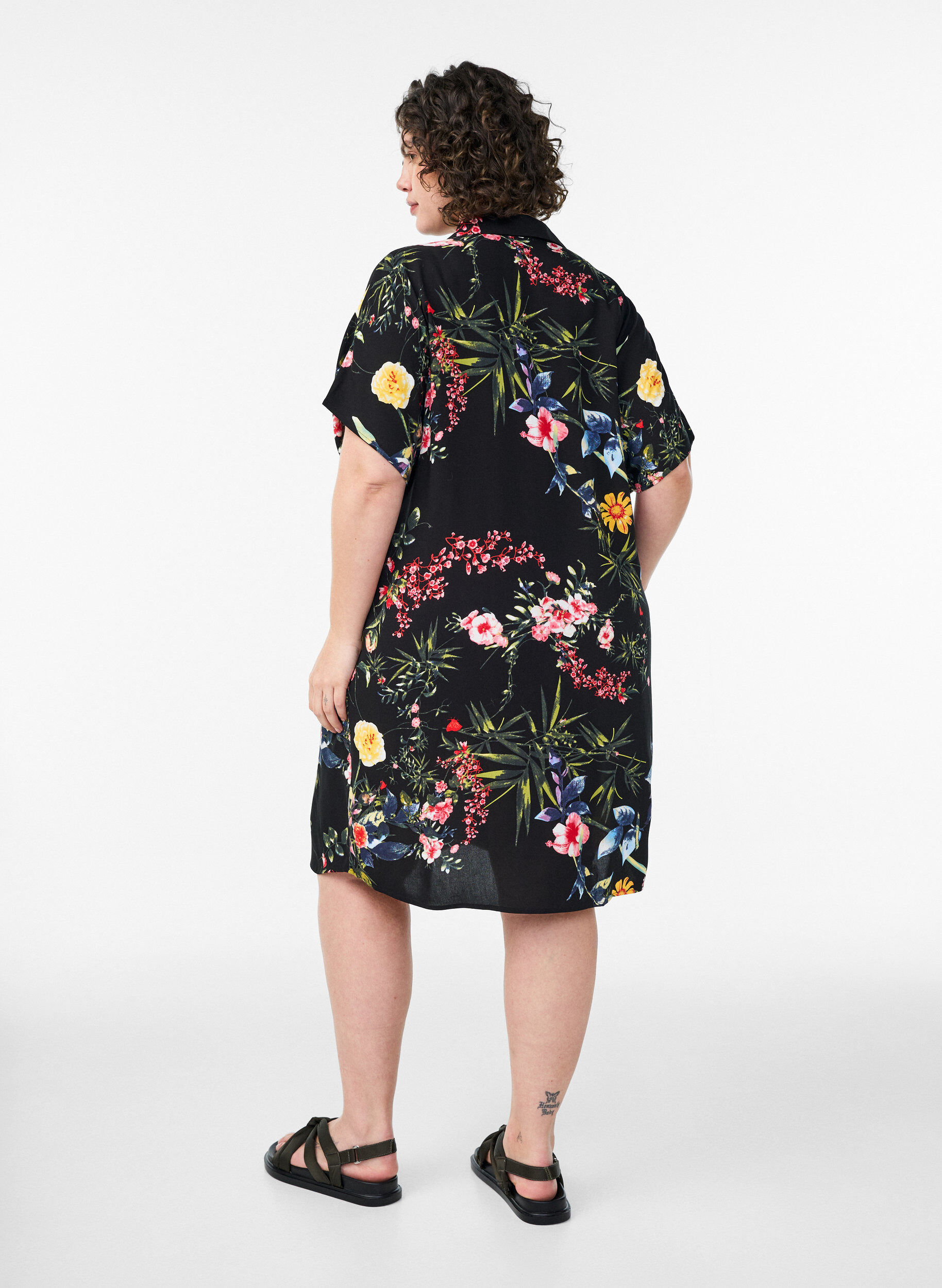 Zizzi V&auml;lj&auml; pitk&auml; paita viskoosista, Musta, Model image number 2