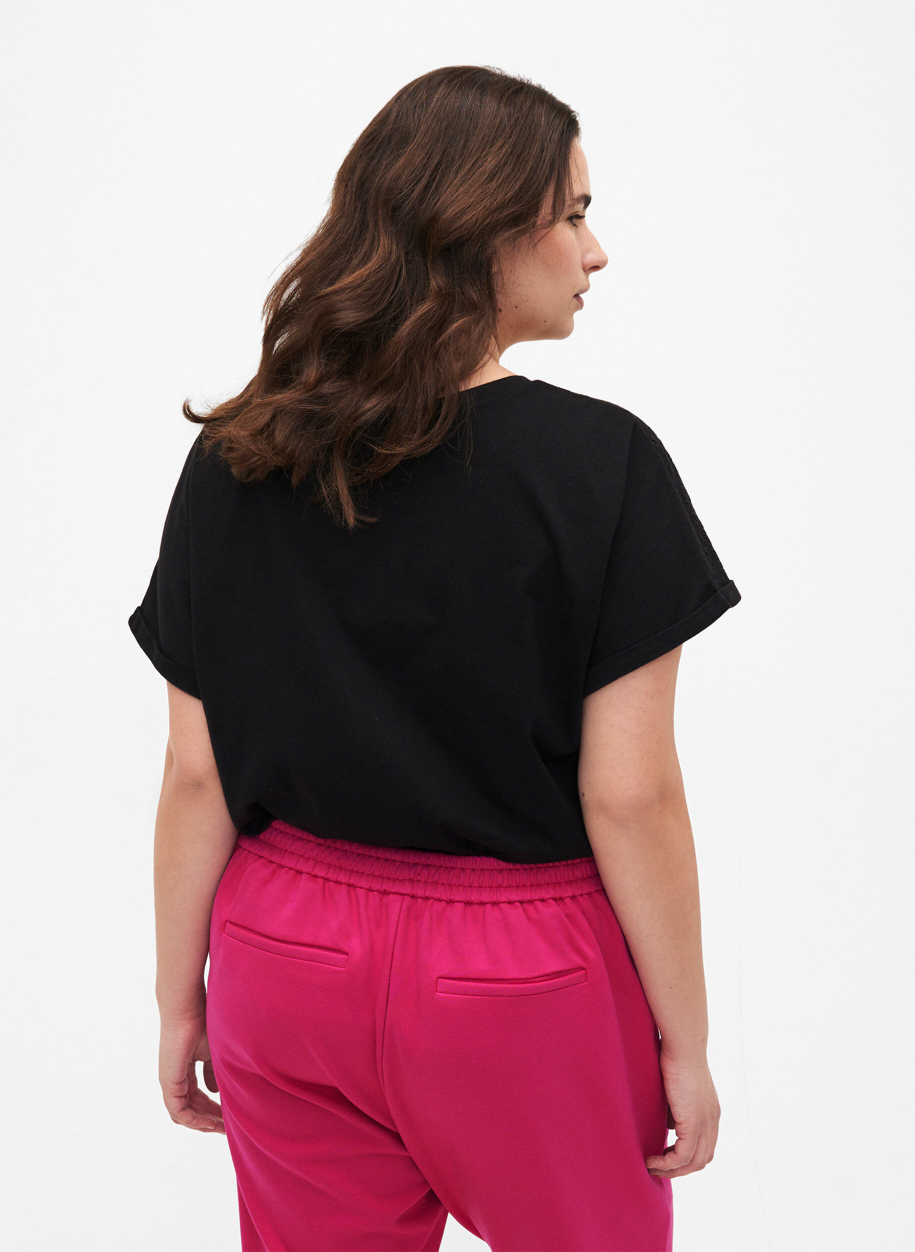 Zizzi Luomupuuvillasta valmistettu T-paita broderie anglaise -reunuksella, Black, Model image number 1