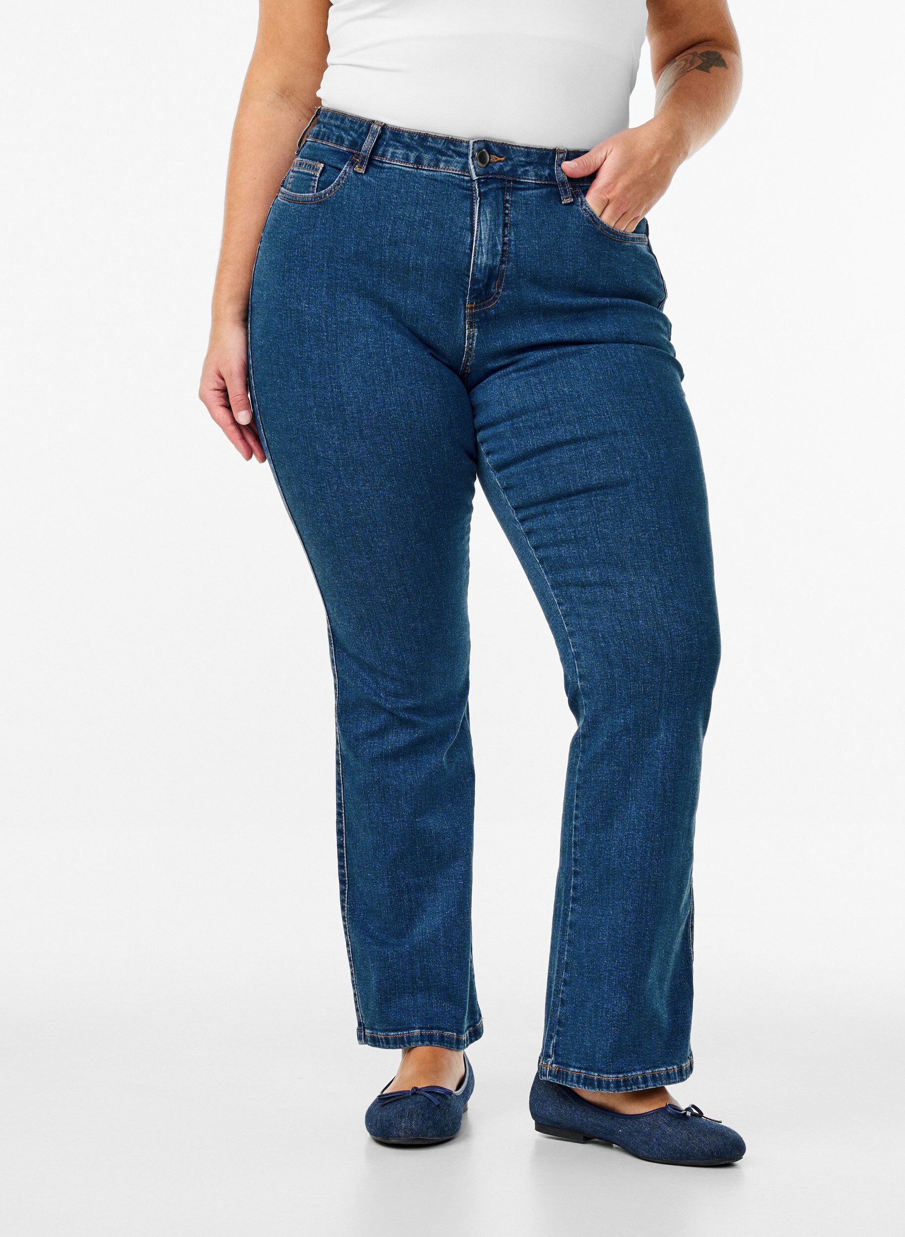 Zizzi Ellen bootcut -farkut korkealla vy&ouml;t&auml;r&ouml;ll&auml;, Sininen, Model image number 2